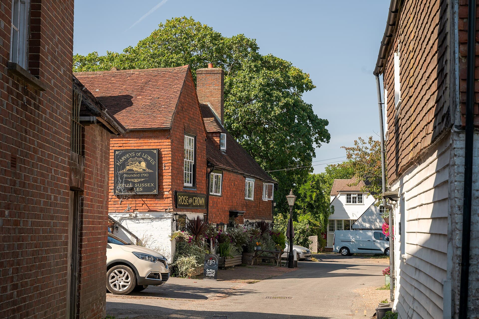 The Rose & Crown, Burwash (via Wikimedia Commons, CC BY-SA 4.0)