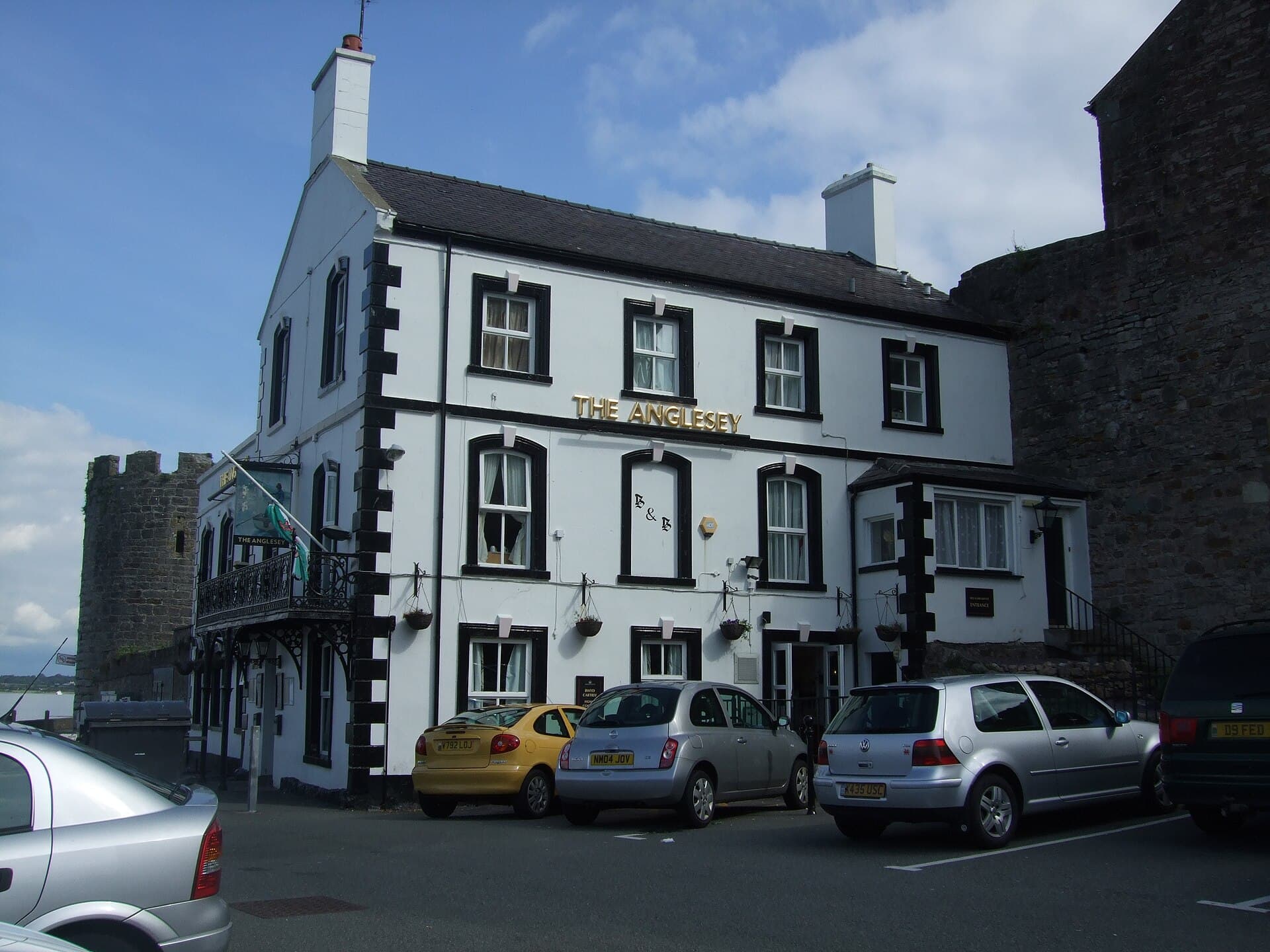 Anglesey Arms (via Wikimedia Commons, CC BY-SA 2.0)