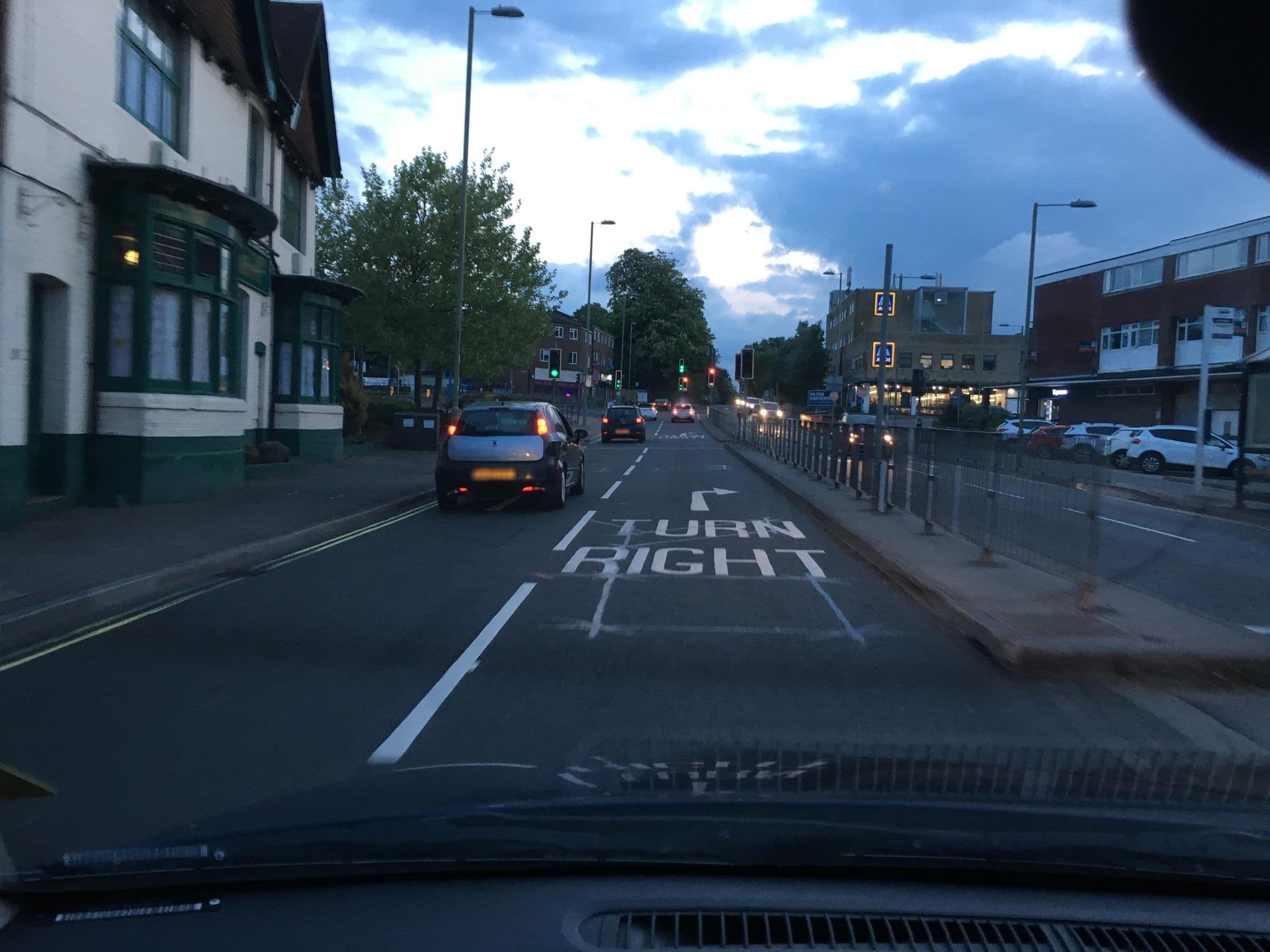 Street view near Royal Swan Hotel, Sandhurst — © darbymark (CC BY-SA · Mapillary)