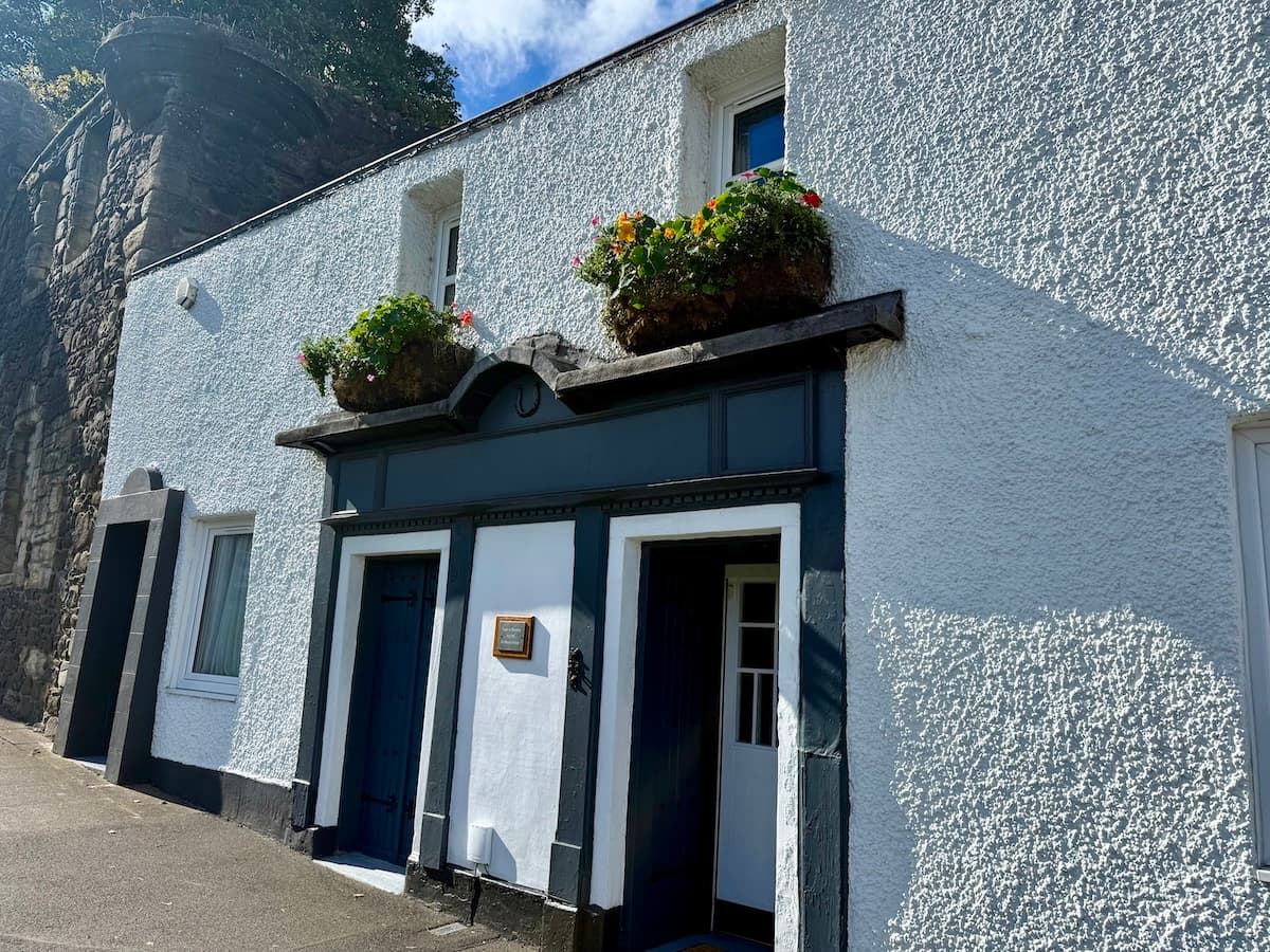 Taigh a Ghobha 'The Smithy' - advance booking by telephone only or alternatively through Airbnb., Stirling