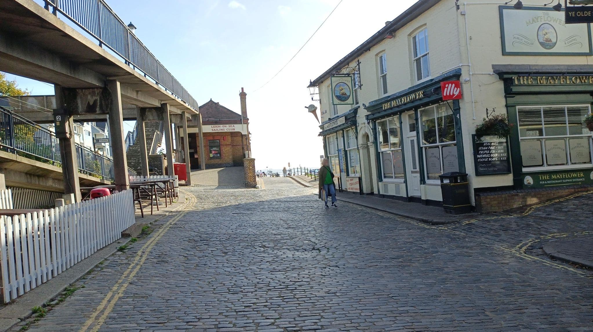 Street view near The Ship Hotel, Westcliff-on-Sea — © kevinleake01 (CC BY-SA · Mapillary)