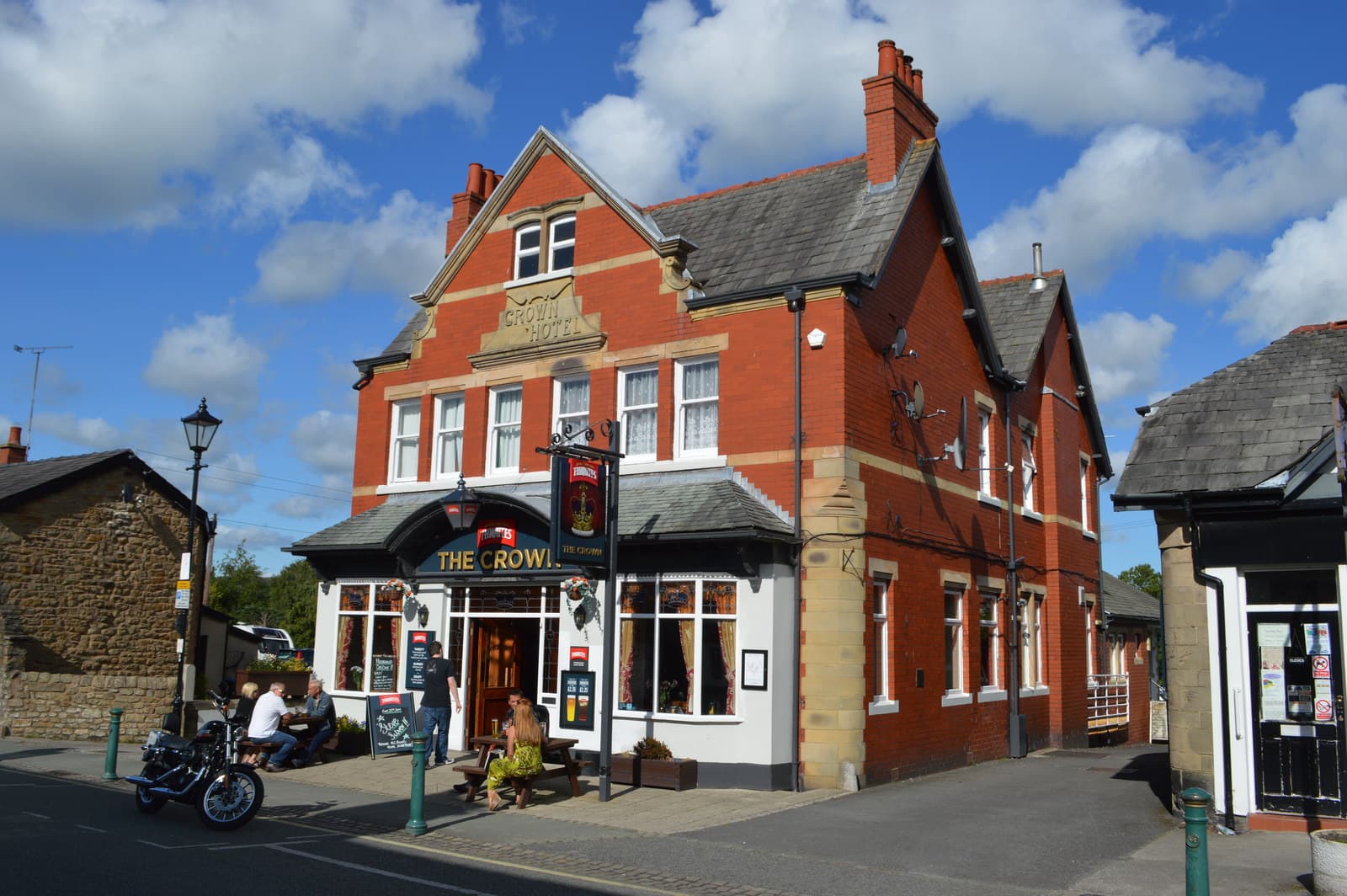 The Crown Hotel (via Wikimedia Commons, CC BY-SA 2.0)