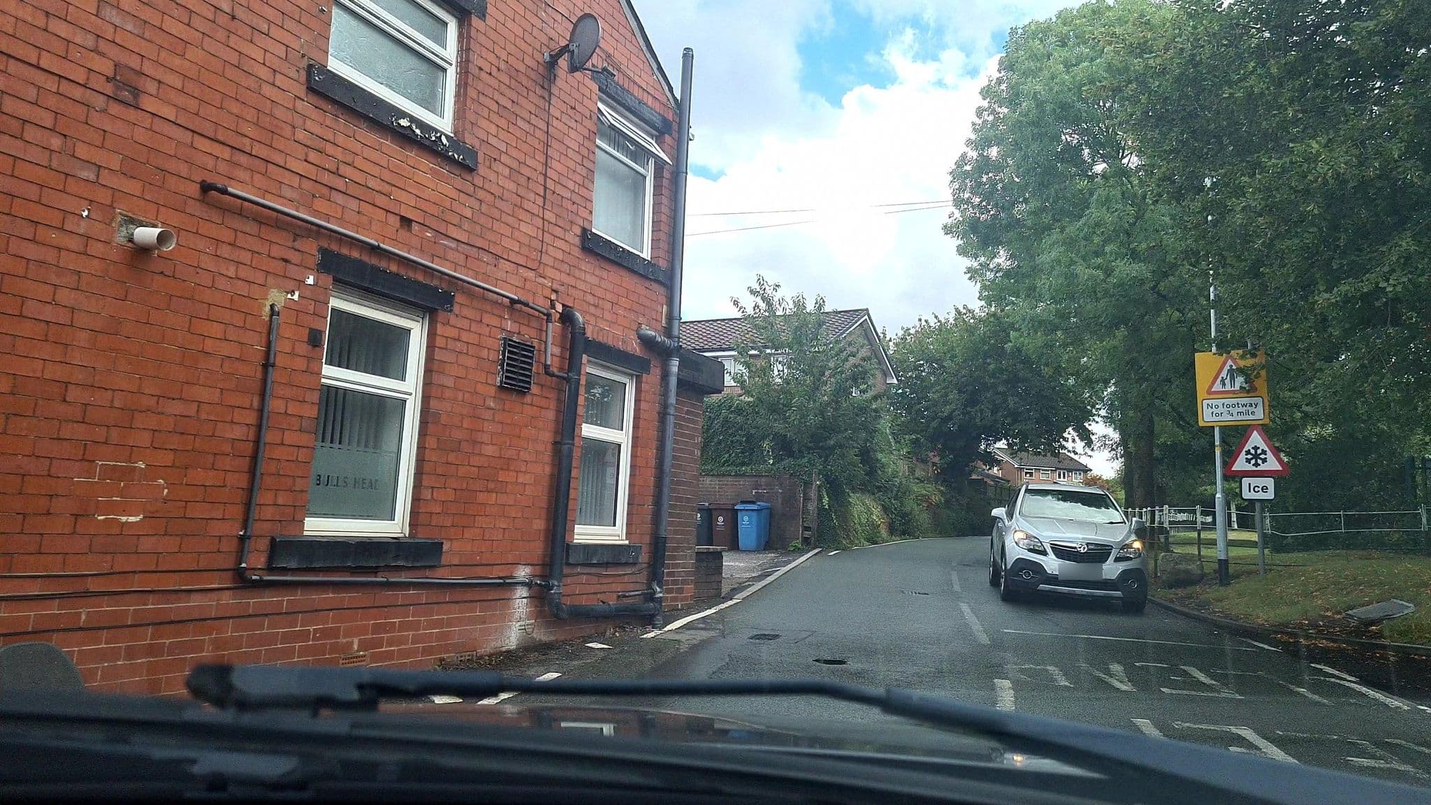 Street view near Bulls Head Hotel, Shaw — © mappo2 (CC BY-SA · Mapillary)
