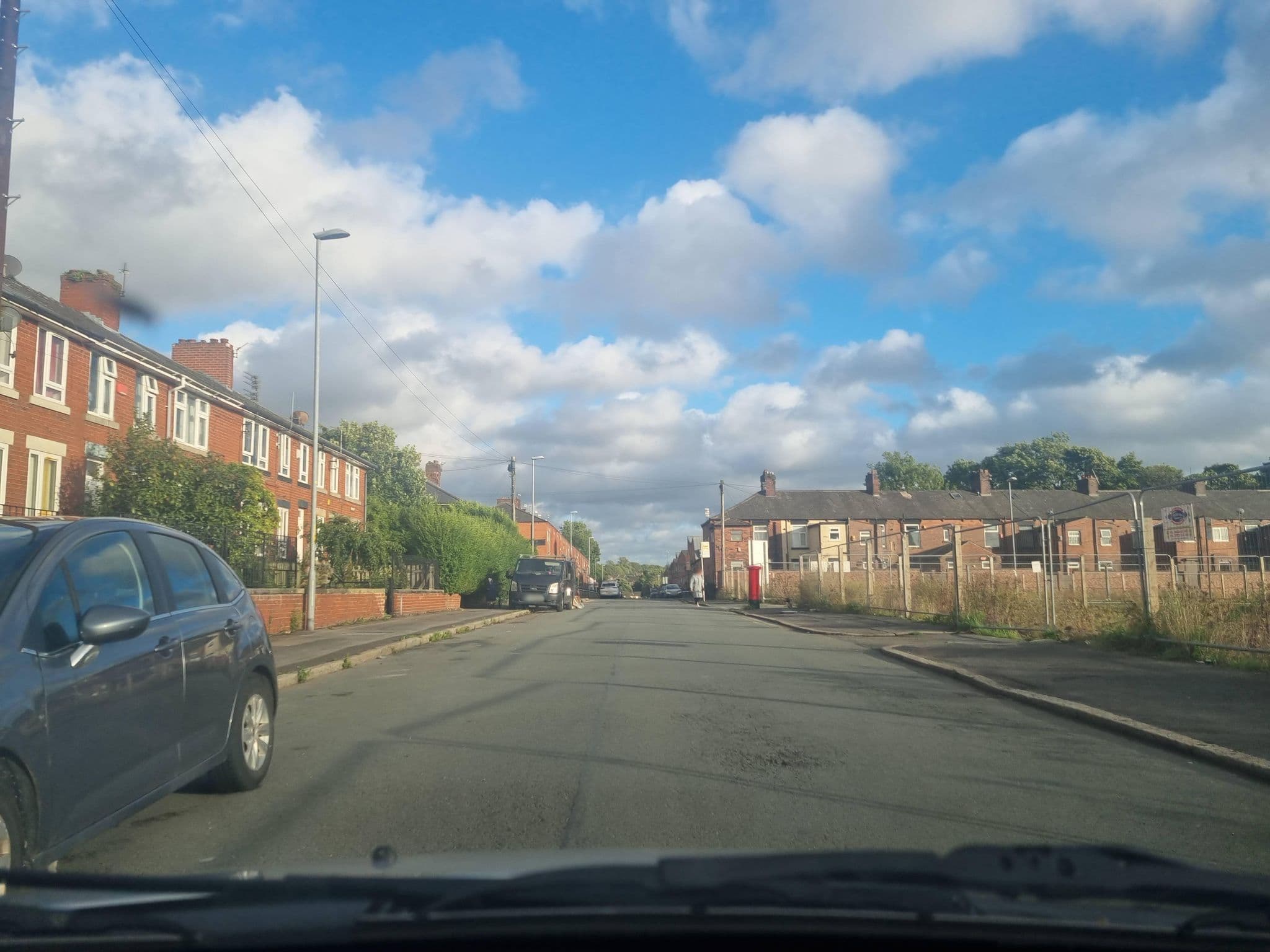 Street view near Derker Hotel, Shaw — © mappo2 (CC BY-SA · Mapillary)