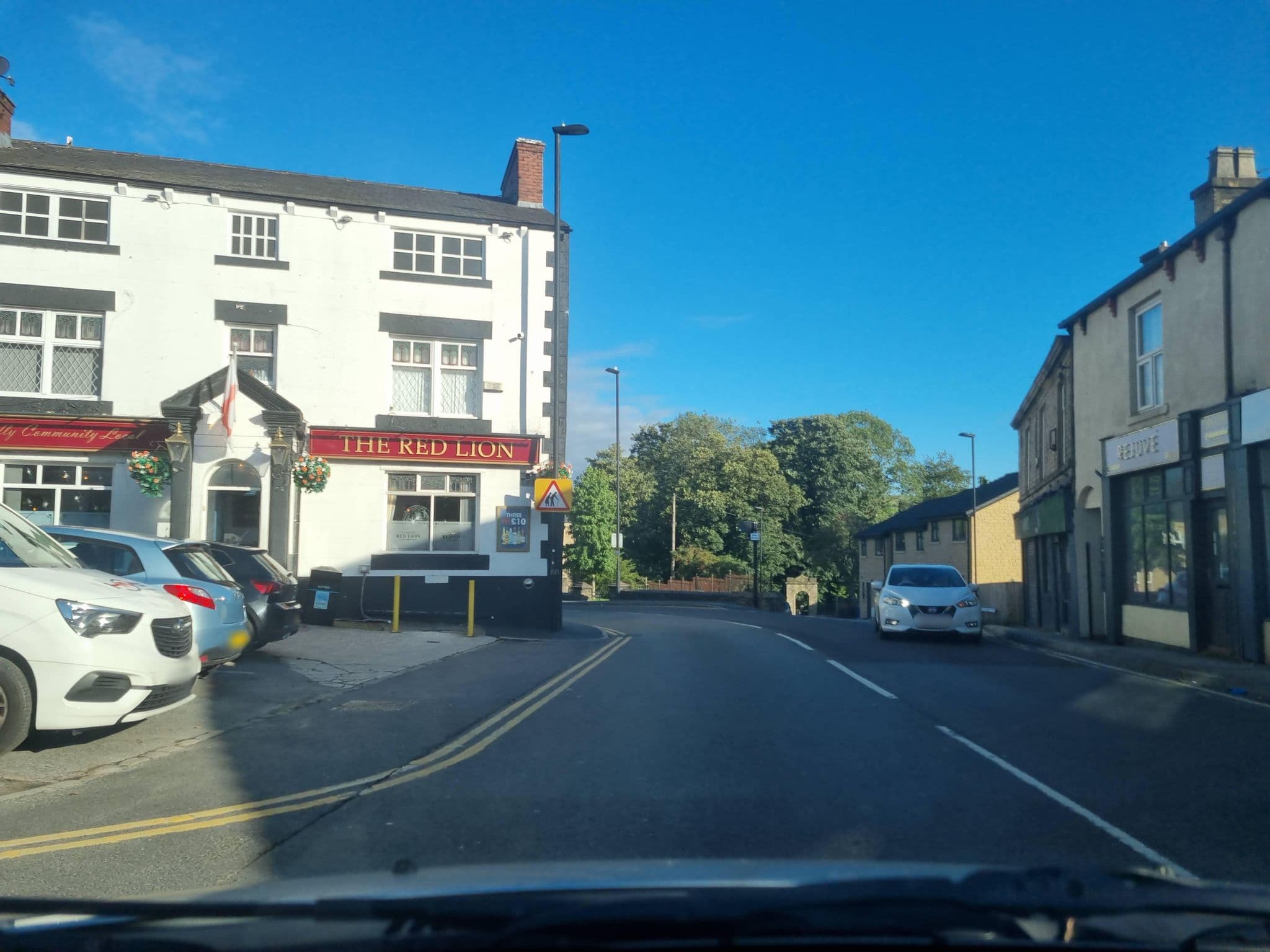 Street view near Swan Hotel, Lees — © mappo2 (CC BY-SA · Mapillary)