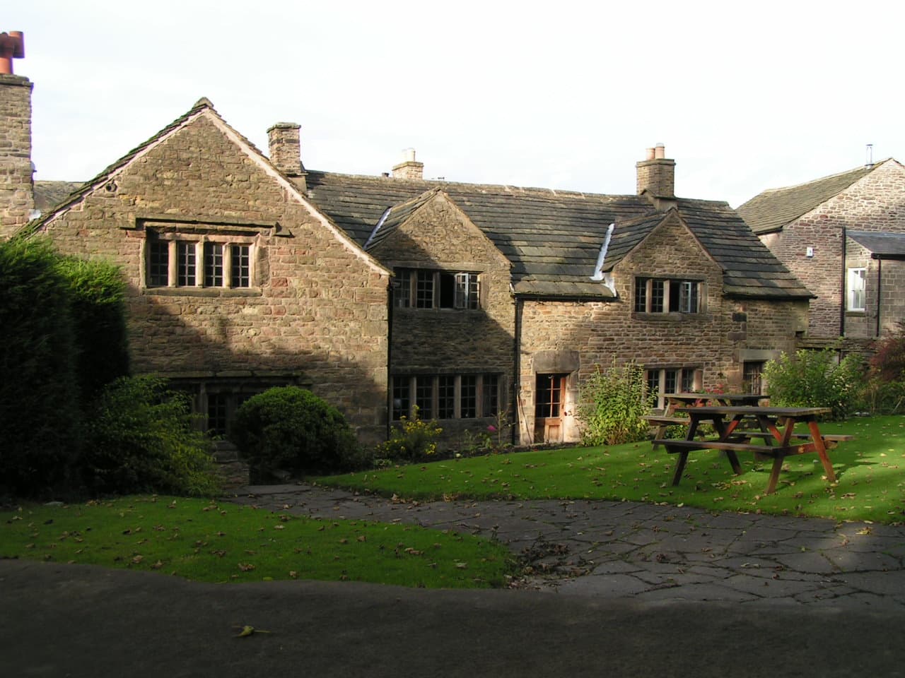 Old Hall Inn (via Wikimedia Commons, CC BY-SA 4.0)