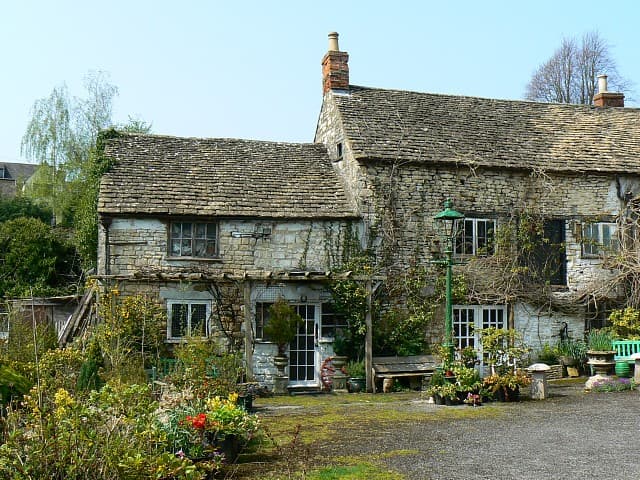 The Ancient Ram Inn (via Wikimedia Commons, CC BY-SA 2.0)
