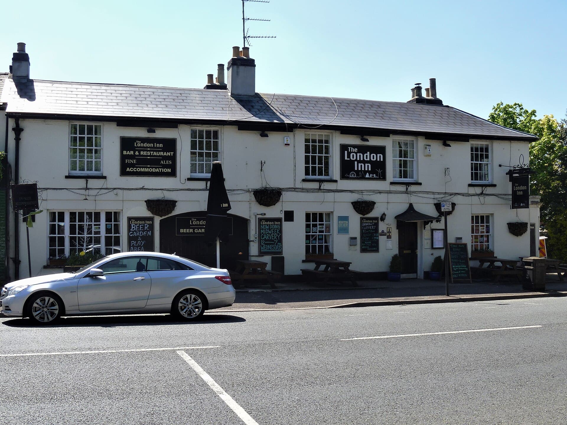 London Inn (via Wikimedia Commons, CC BY-SA 2.0)