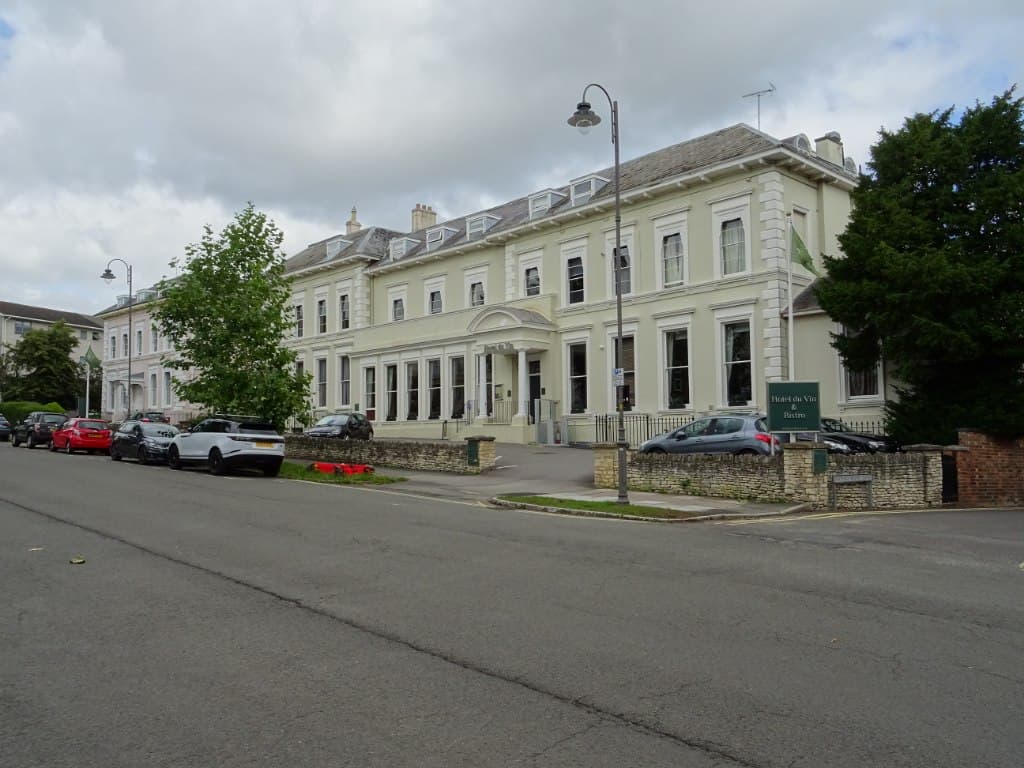 Hotel du Vin Cheltenham (via Wikimedia Commons, CC BY-SA 2.0)