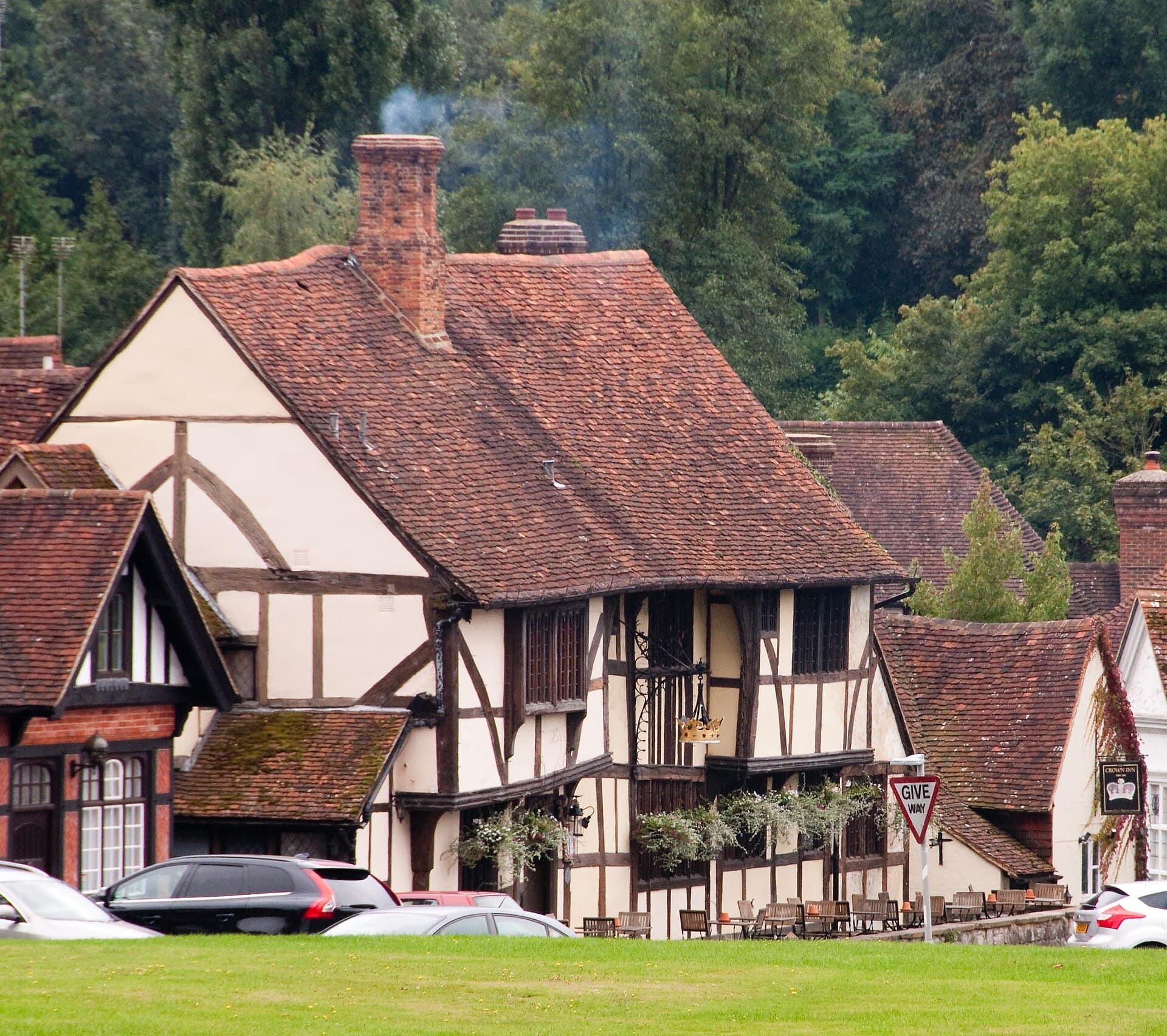 The Crown Inn (via Wikimedia Commons, CC BY-SA 3.0)