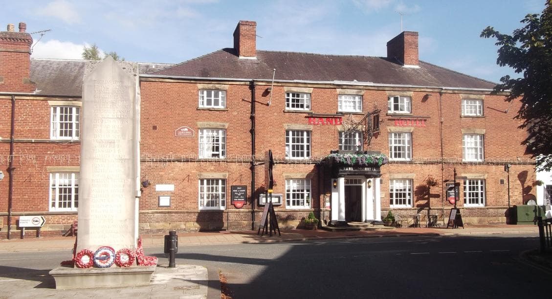 The Hand Hotel (via Wikimedia Commons, CC BY-SA 4.0)