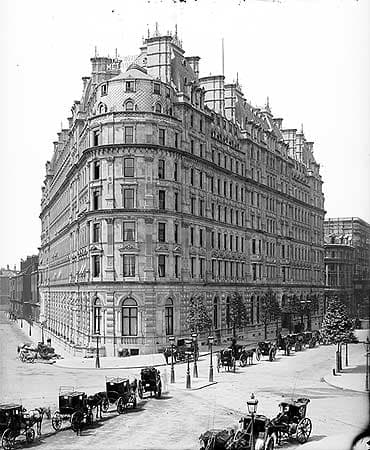 Corinthia London (via Wikimedia Commons, Public domain)