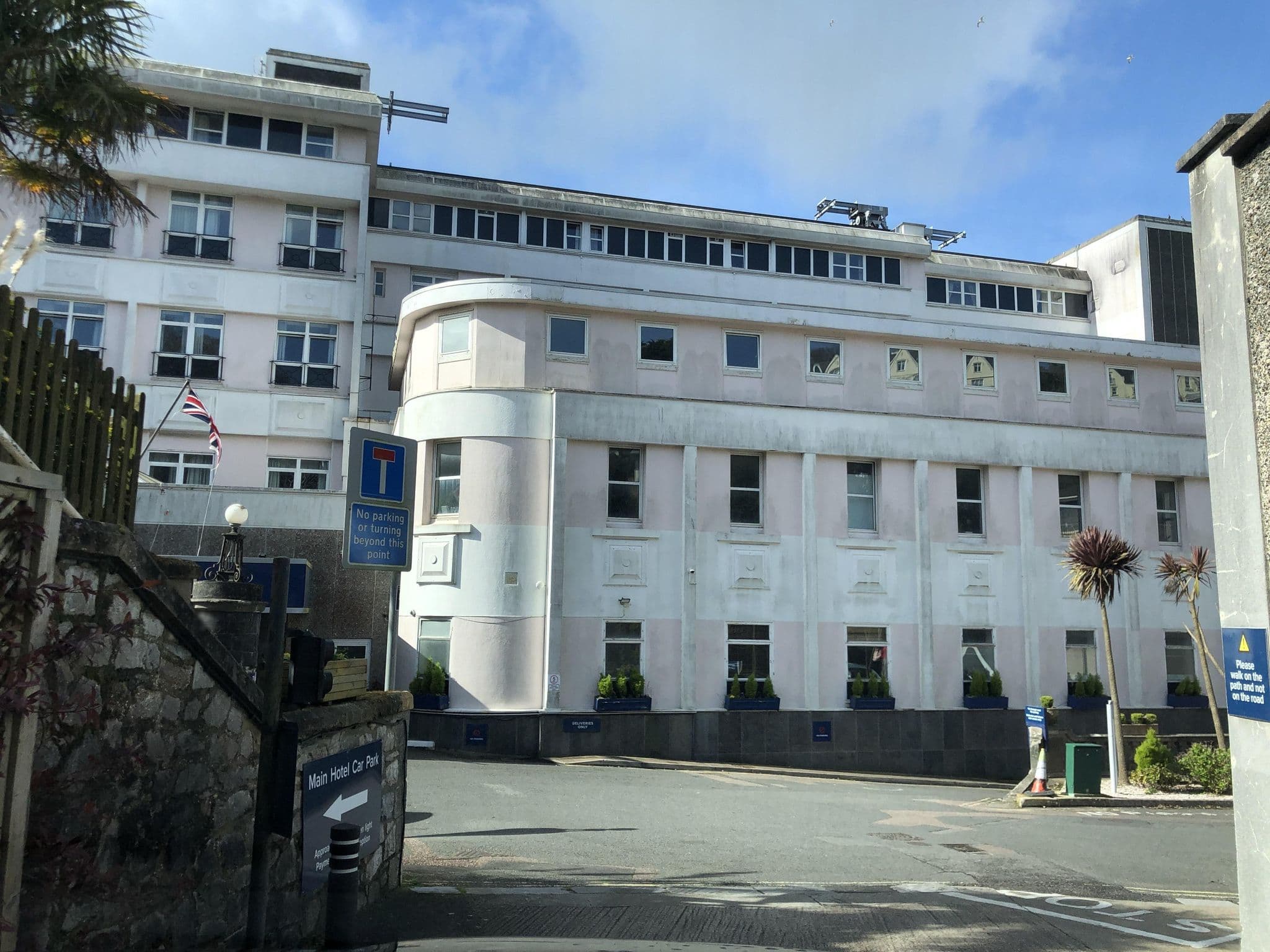 Street view near The Imperial Torquay, Torquay — © laye (CC BY-SA · Mapillary)