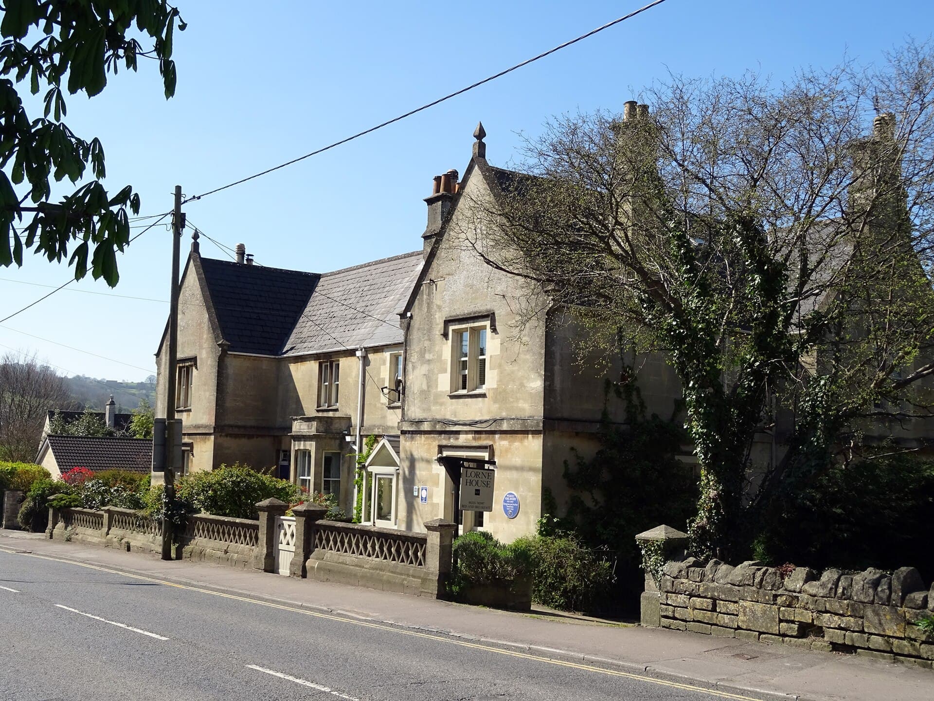 Lorne House (via Wikimedia Commons, CC BY-SA 4.0)