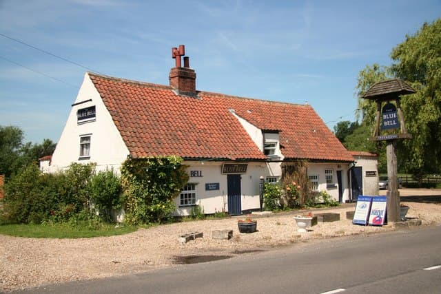 The Blue Bell Inn (via Wikimedia Commons, CC BY-SA 2.0)