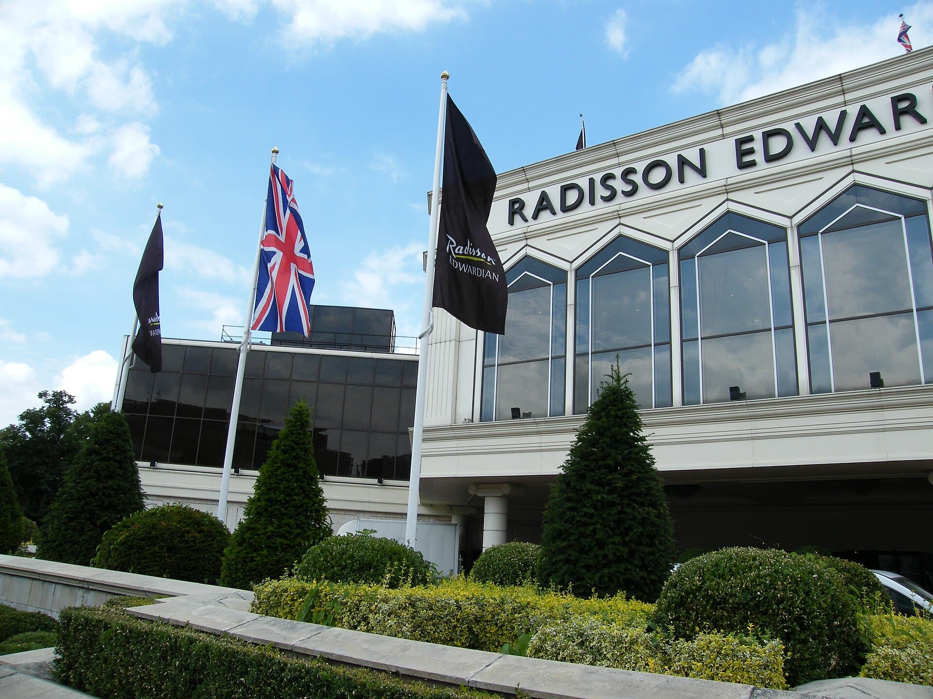 Radisson Blu Hotel, London Heathrow (via Wikimedia Commons, CC BY 2.0)