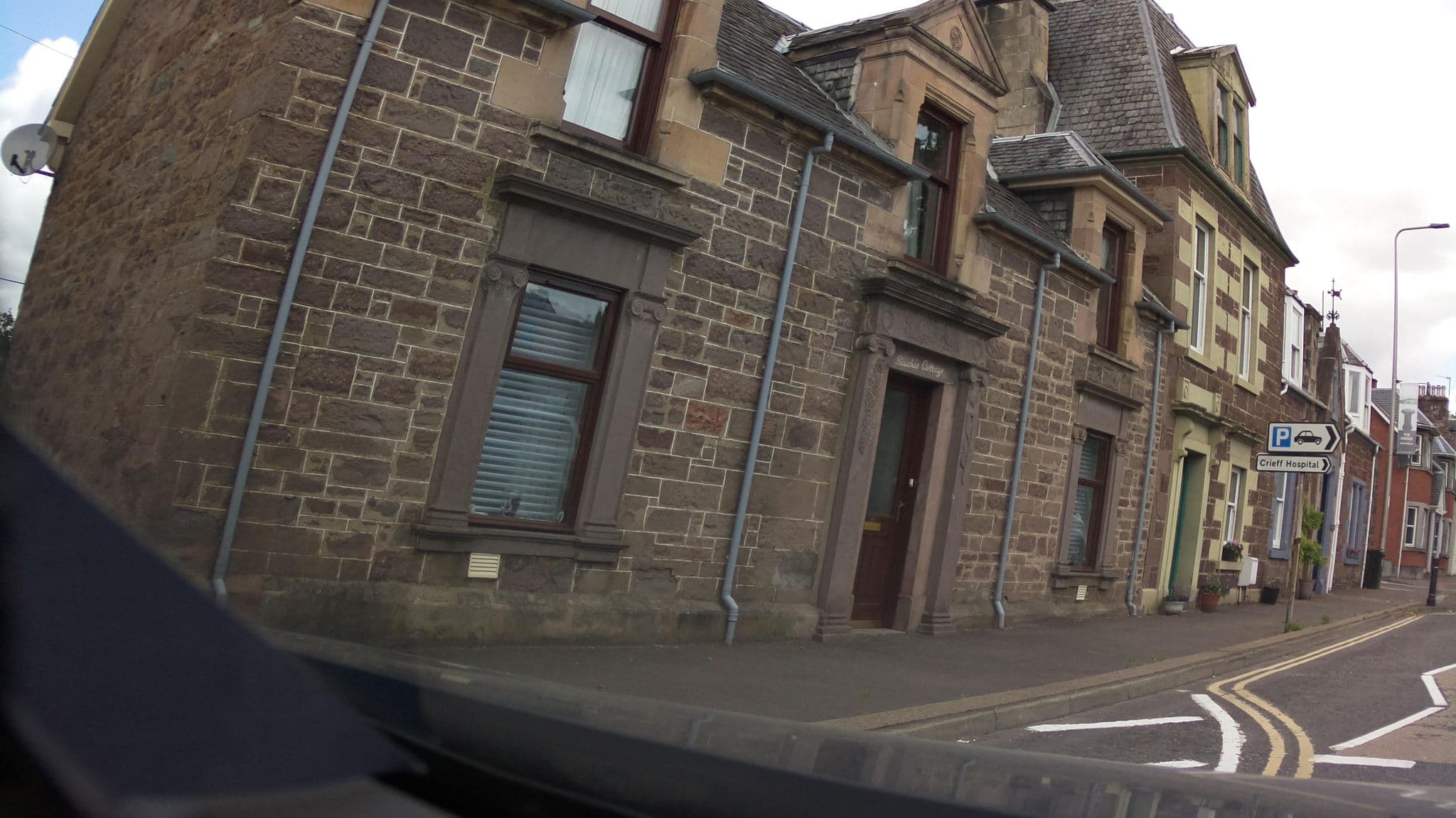 Street view near Alpine Cottage, Crieff — © southglos (CC BY-SA · Mapillary)