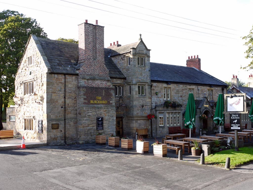 Blackbird Inn (via Wikimedia Commons, CC BY-SA 2.0)