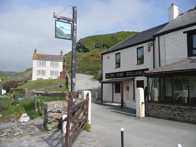 Port william inn (via Wikimedia Commons, CC BY-SA 2.0)