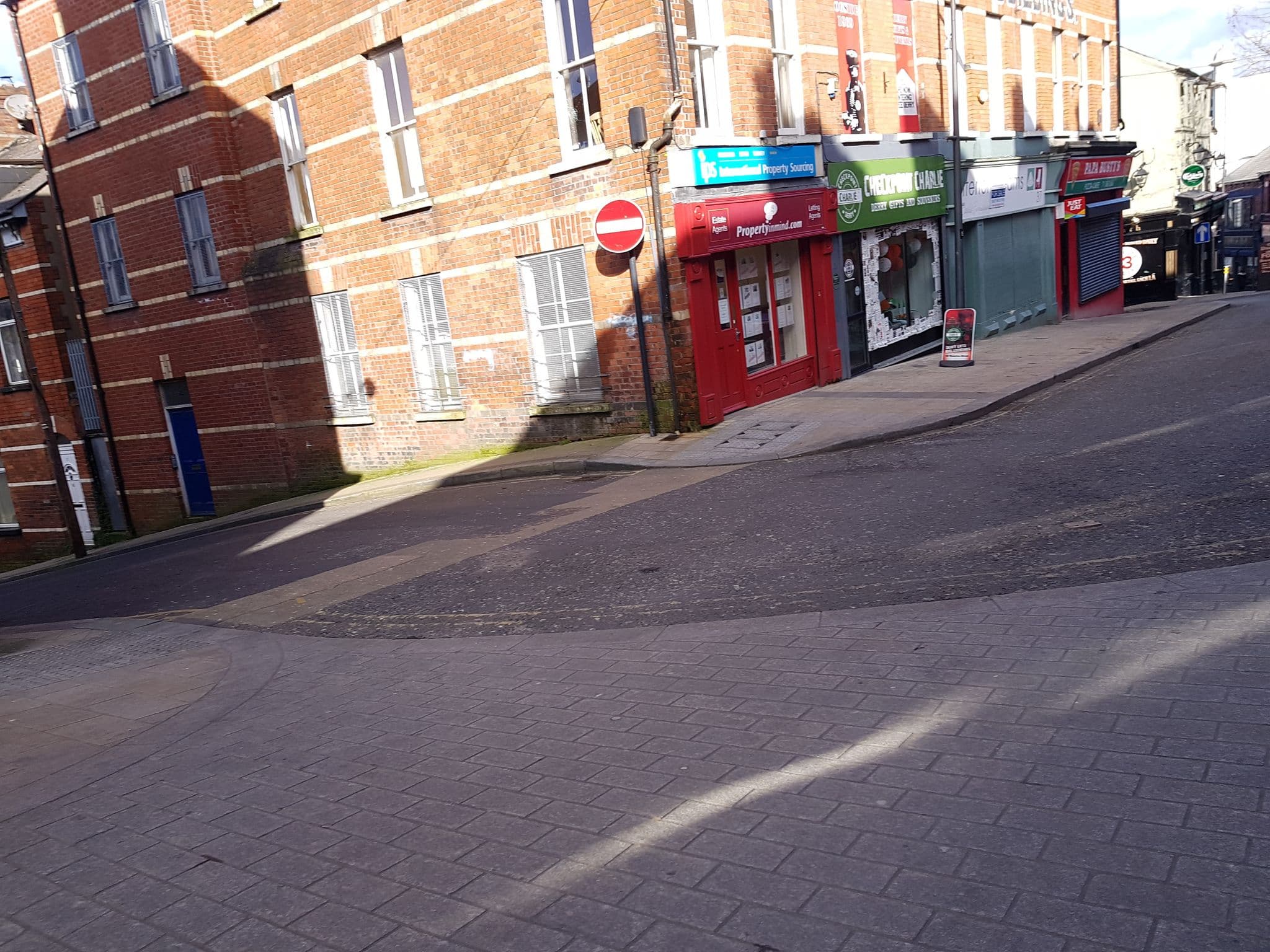 Street view near Castle Gate Lodge, Derry — © matthewitt (CC BY-SA · Mapillary)
