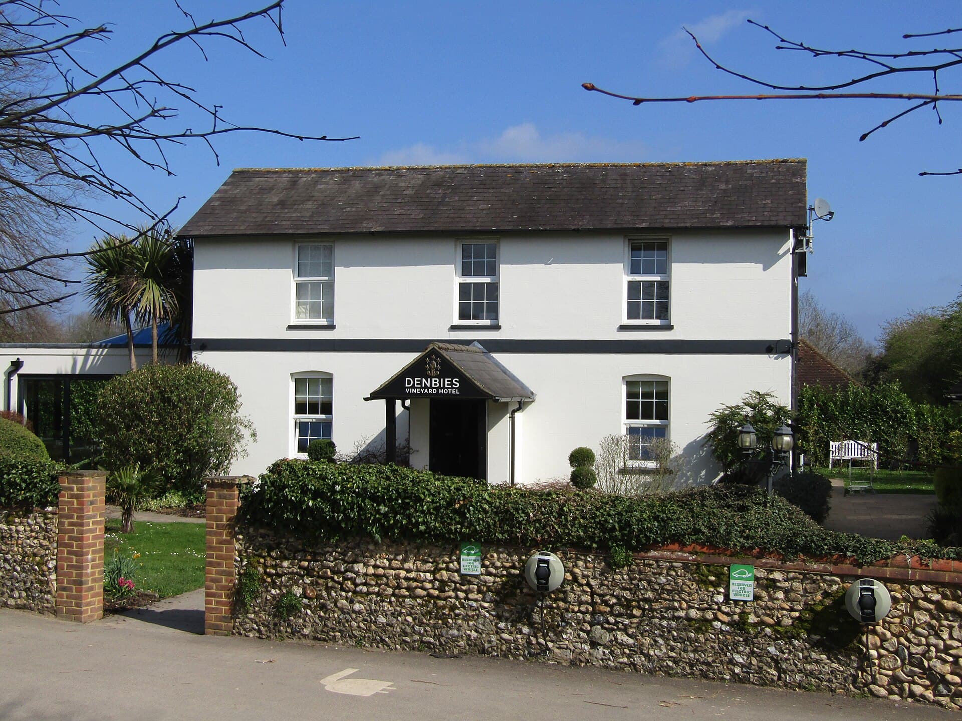 Denbies Vineyard Hotel (via Wikimedia Commons, CC BY-SA 2.0)