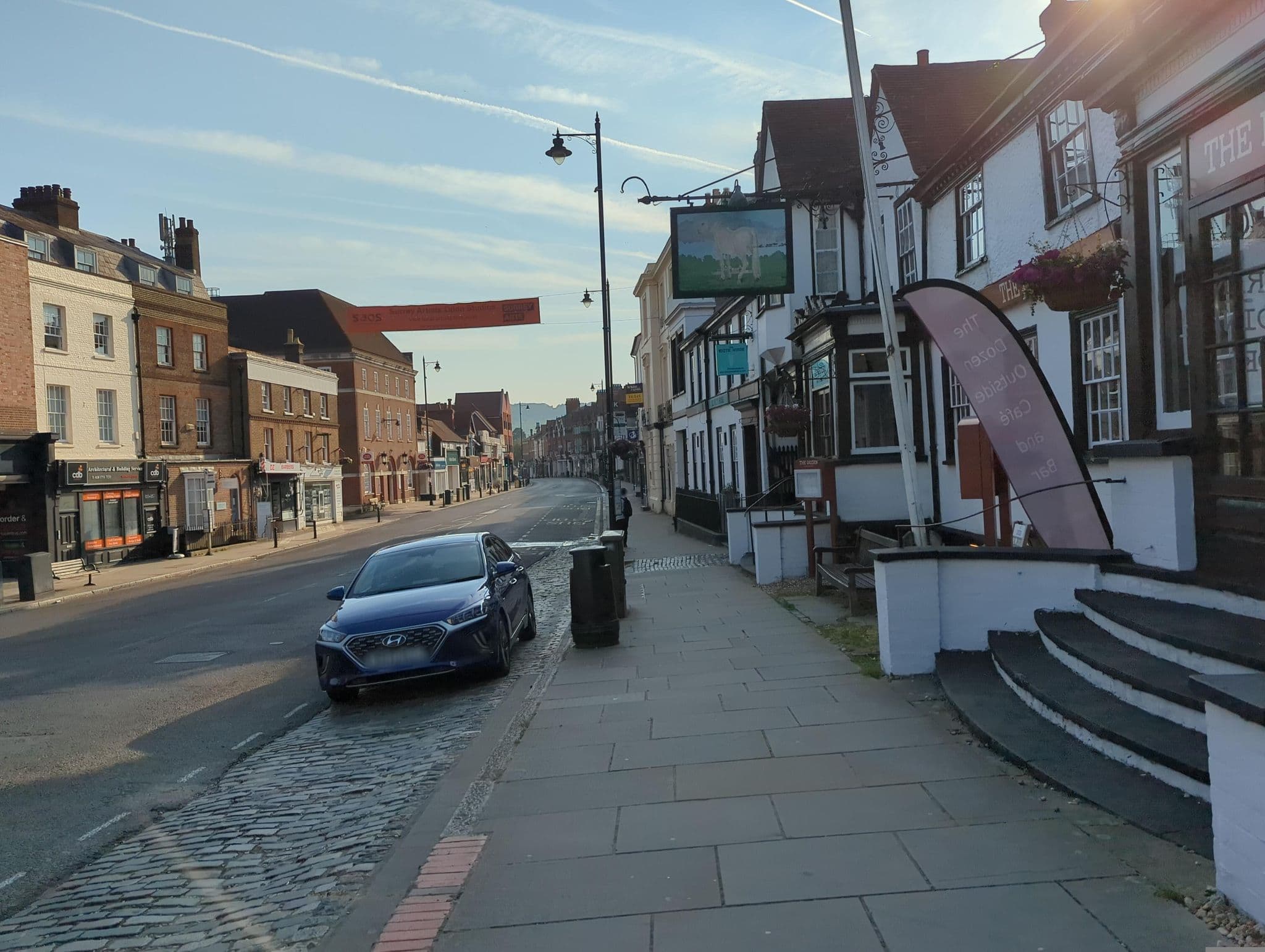 Street view near The White Horse Hotel, Dorking — © inanov (CC BY-SA · Mapillary)