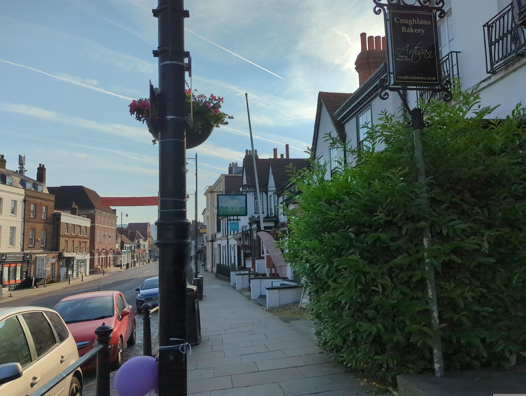Street view near White Horse Hotel, Dorking — © inanov (CC BY-SA · Mapillary)