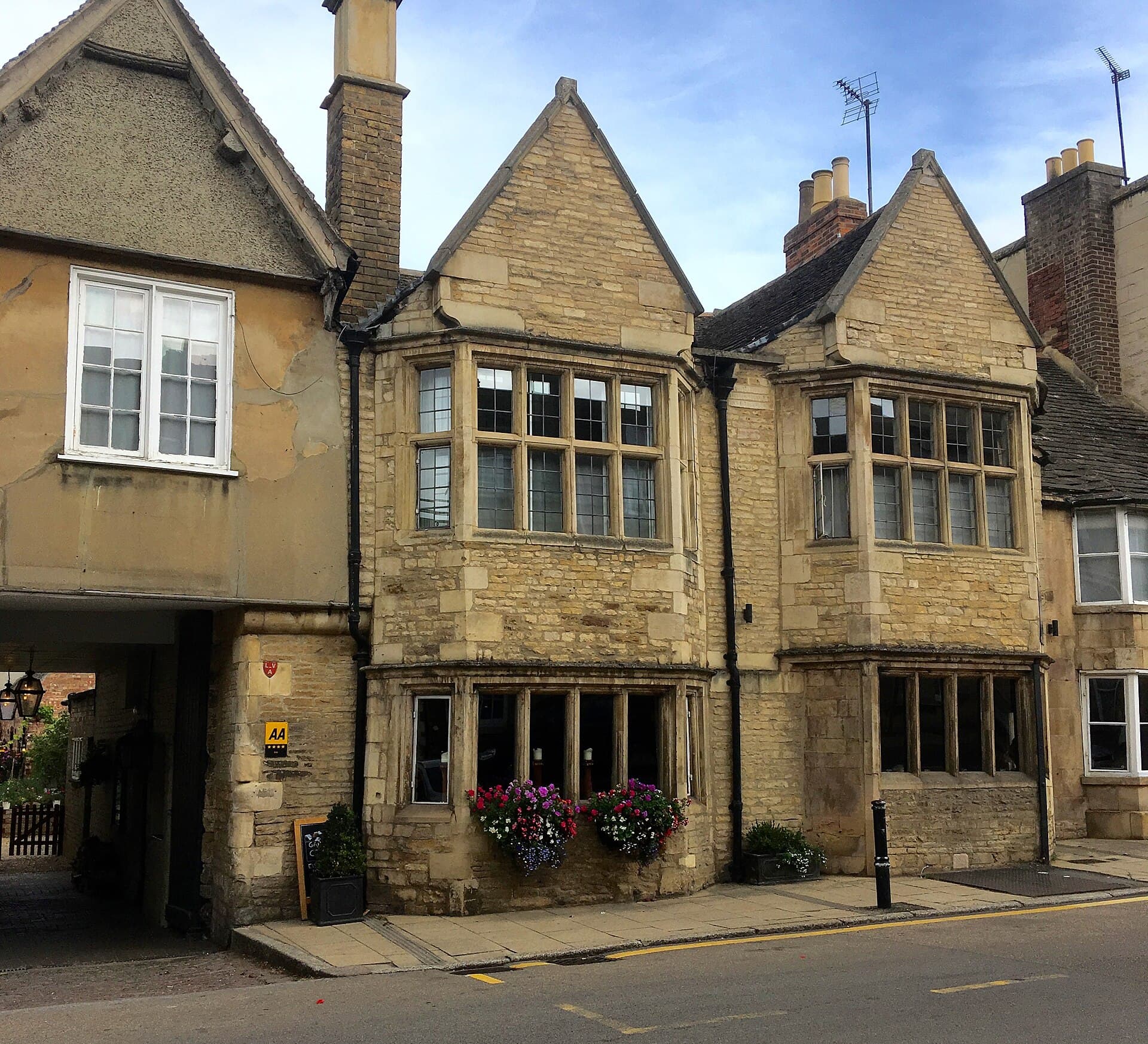 The Bull and Swan (via Wikimedia Commons, CC BY-SA 4.0)