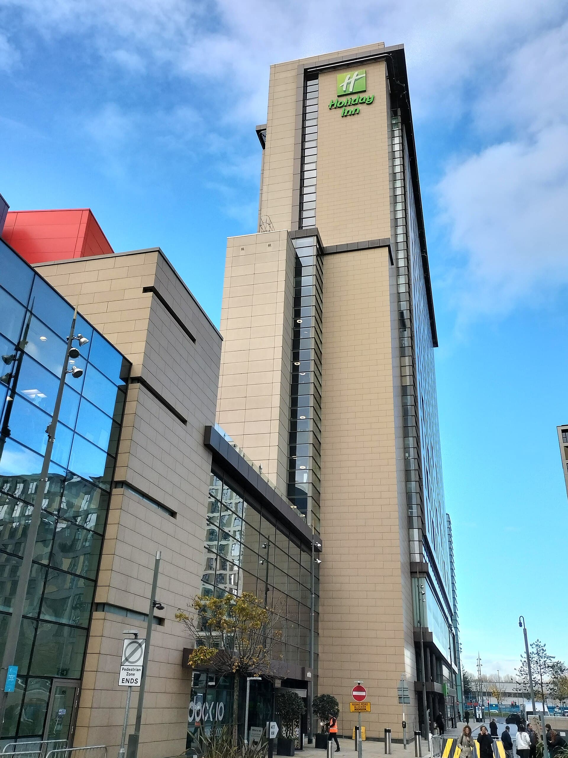 Holiday Inn Manchester - Mediacityuk by IHG (via Wikimedia Commons, CC BY-SA 3.0)