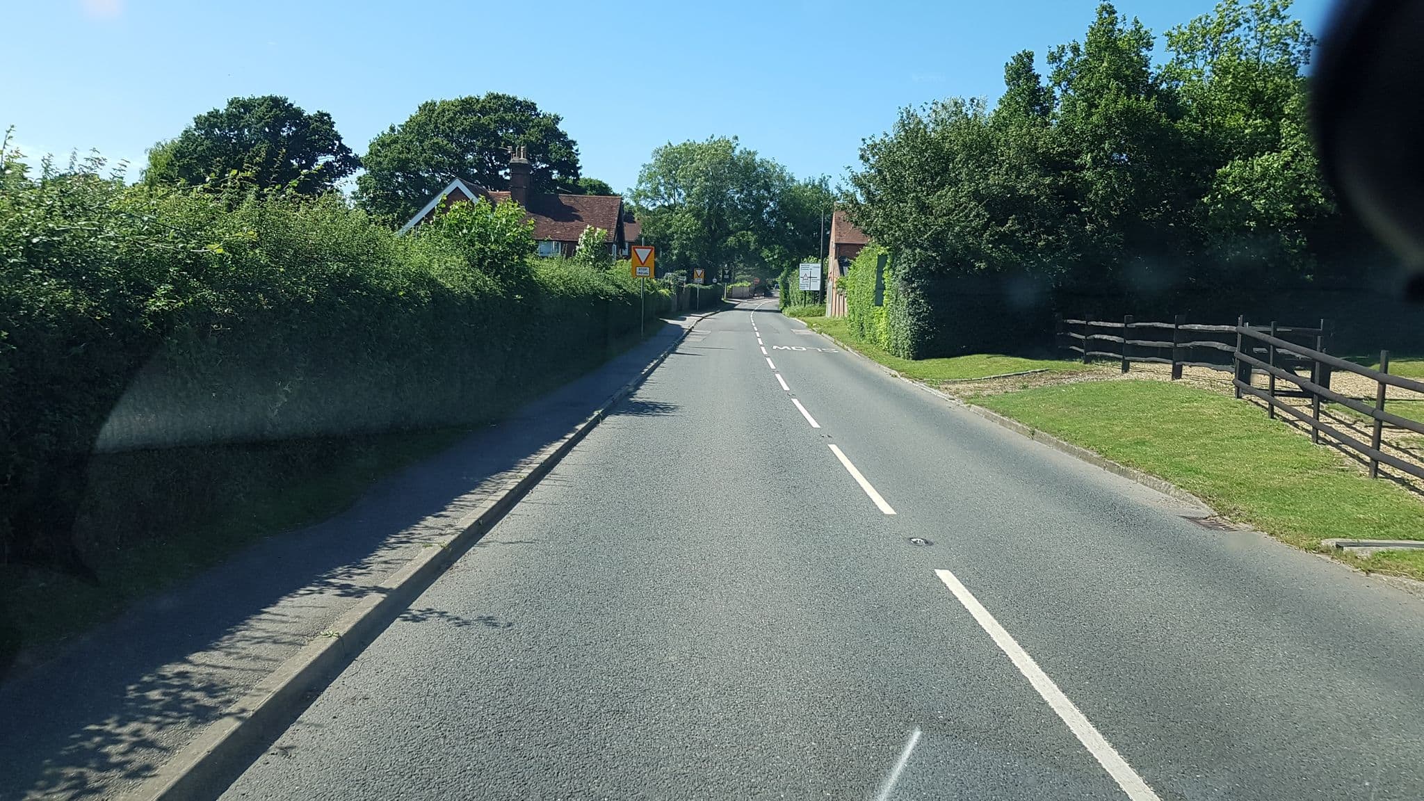Street view near The Four Elms Inn, Edenbridge — © richardc (CC BY-SA · Mapillary)