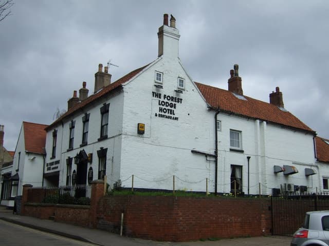 The Forest Lodge Hotel (via Wikimedia Commons, CC BY-SA 2.0)