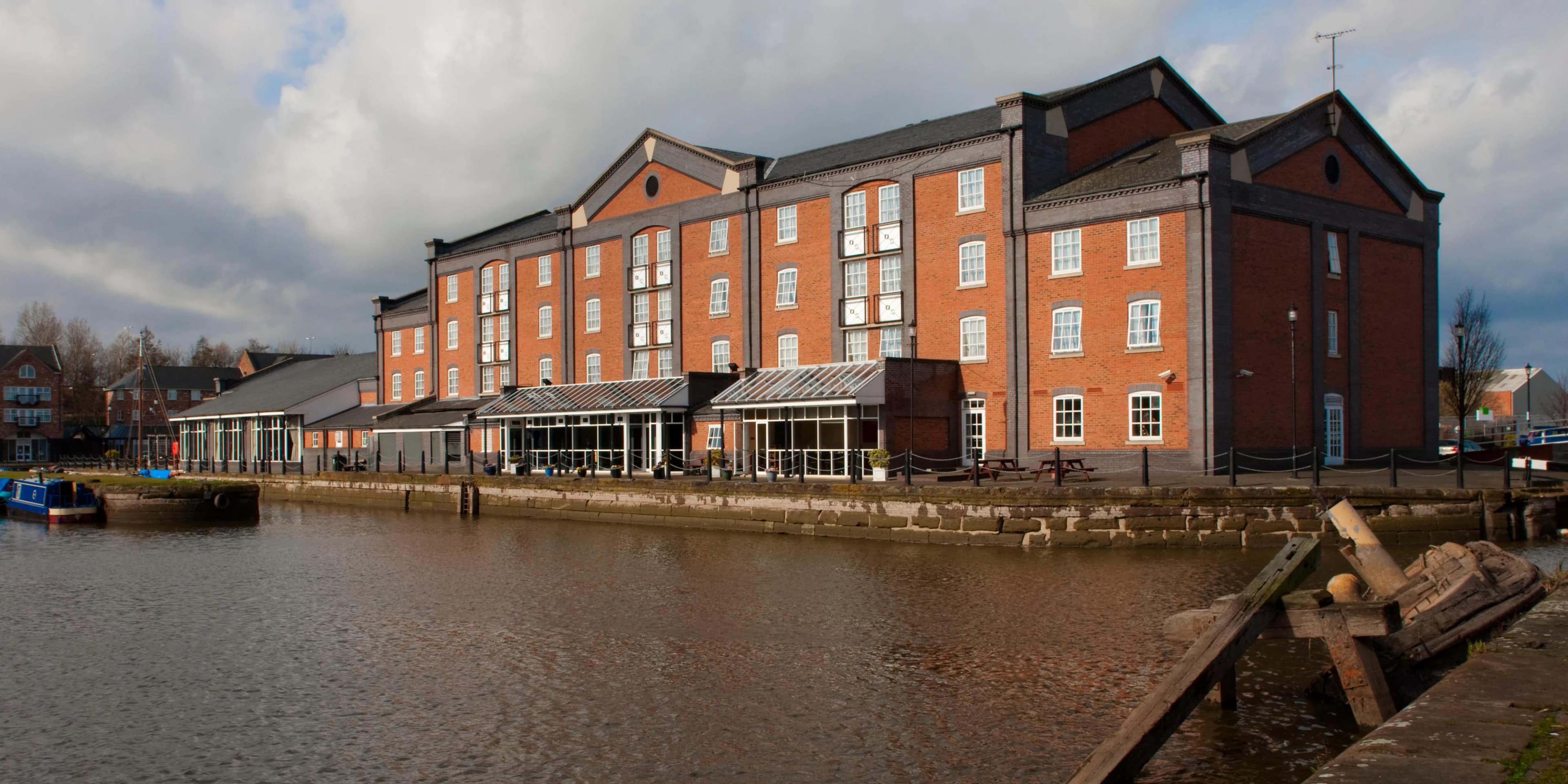 Holiday Inn Ellesmere Port - Cheshire Oaks by IHG, Ellesmere Port Town