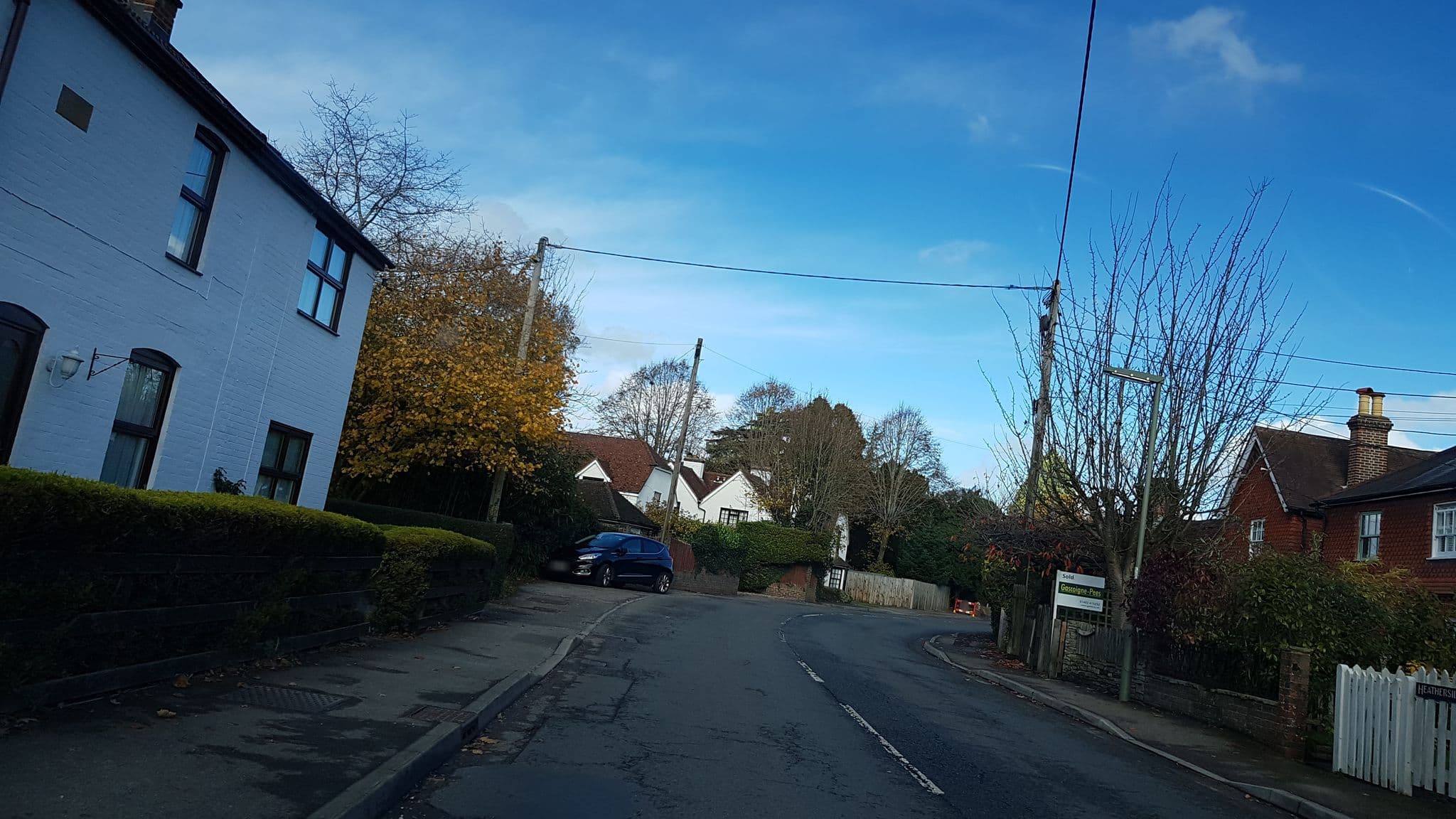 Street view near Wodens Croft- Sara-e-Masroor, Elstead — © richardc (CC BY-SA · Mapillary)