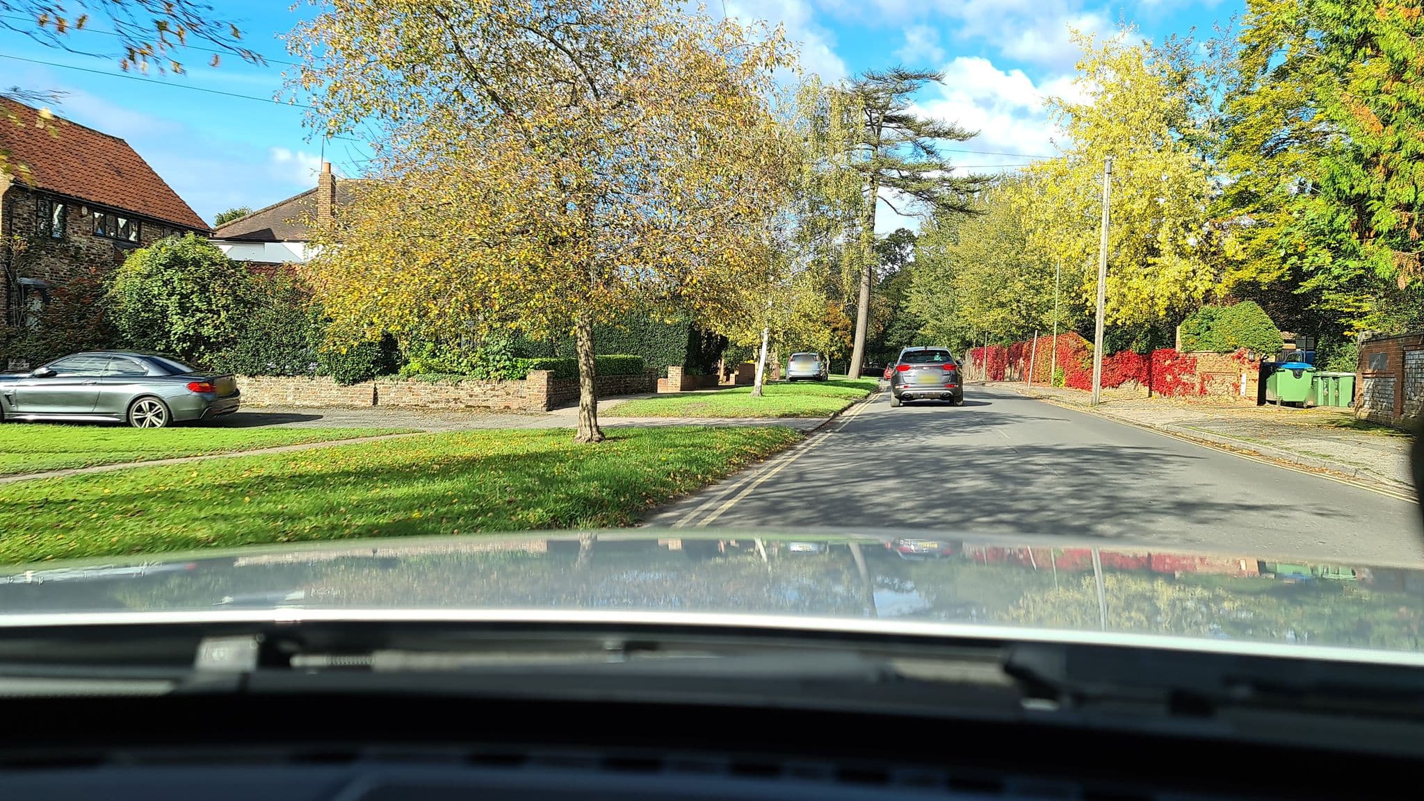 Street view near West End Lodge, Esher — © alexanderar (CC BY-SA · Mapillary)