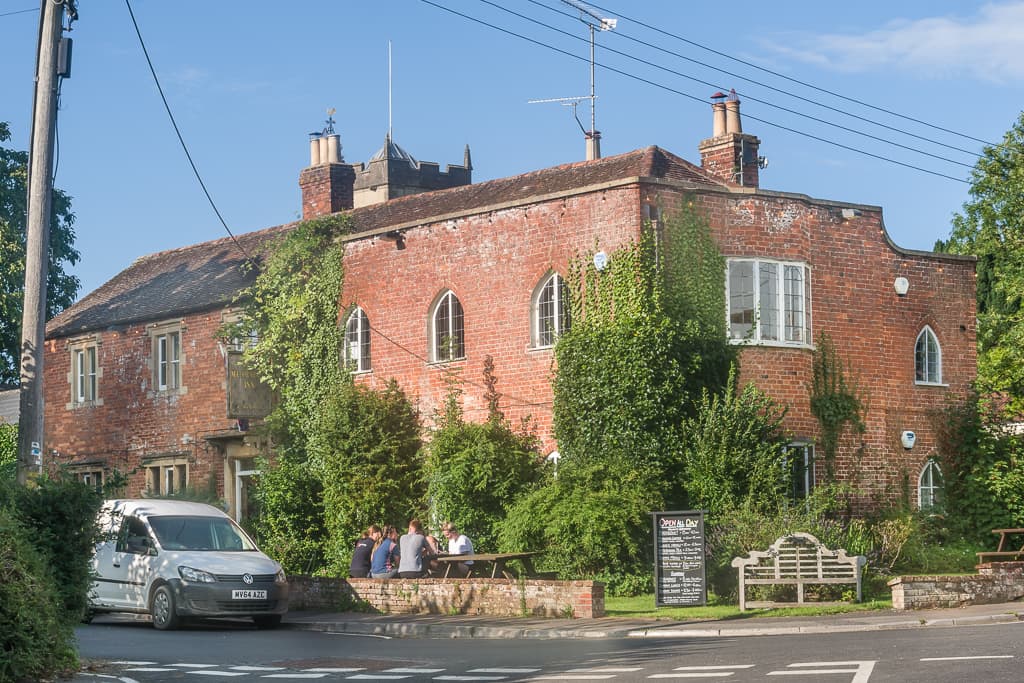 Manor House Inn (via Wikimedia Commons, CC BY-SA 2.0)