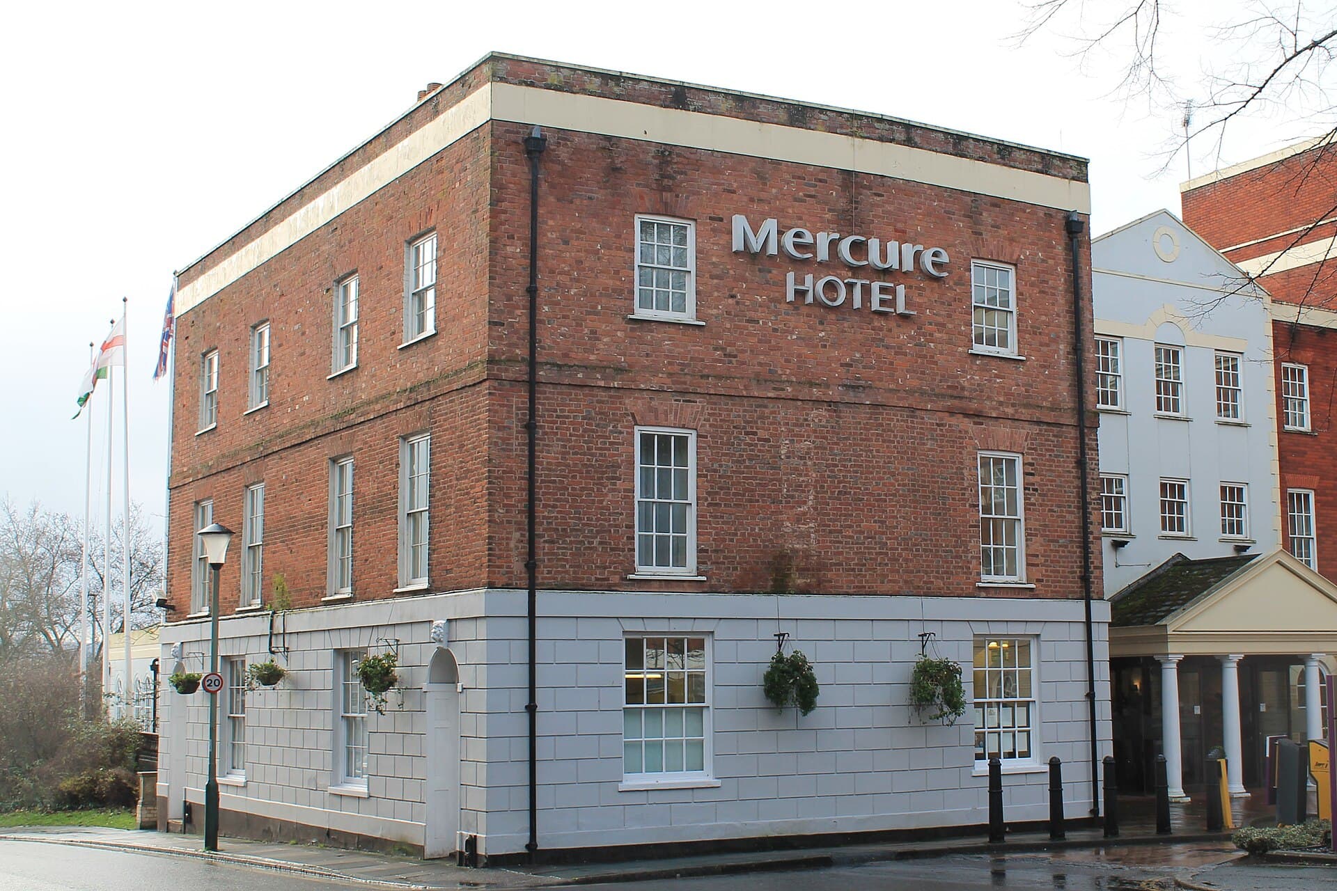 Mercure Exeter Southgate Hotel (via Wikimedia Commons, CC0)