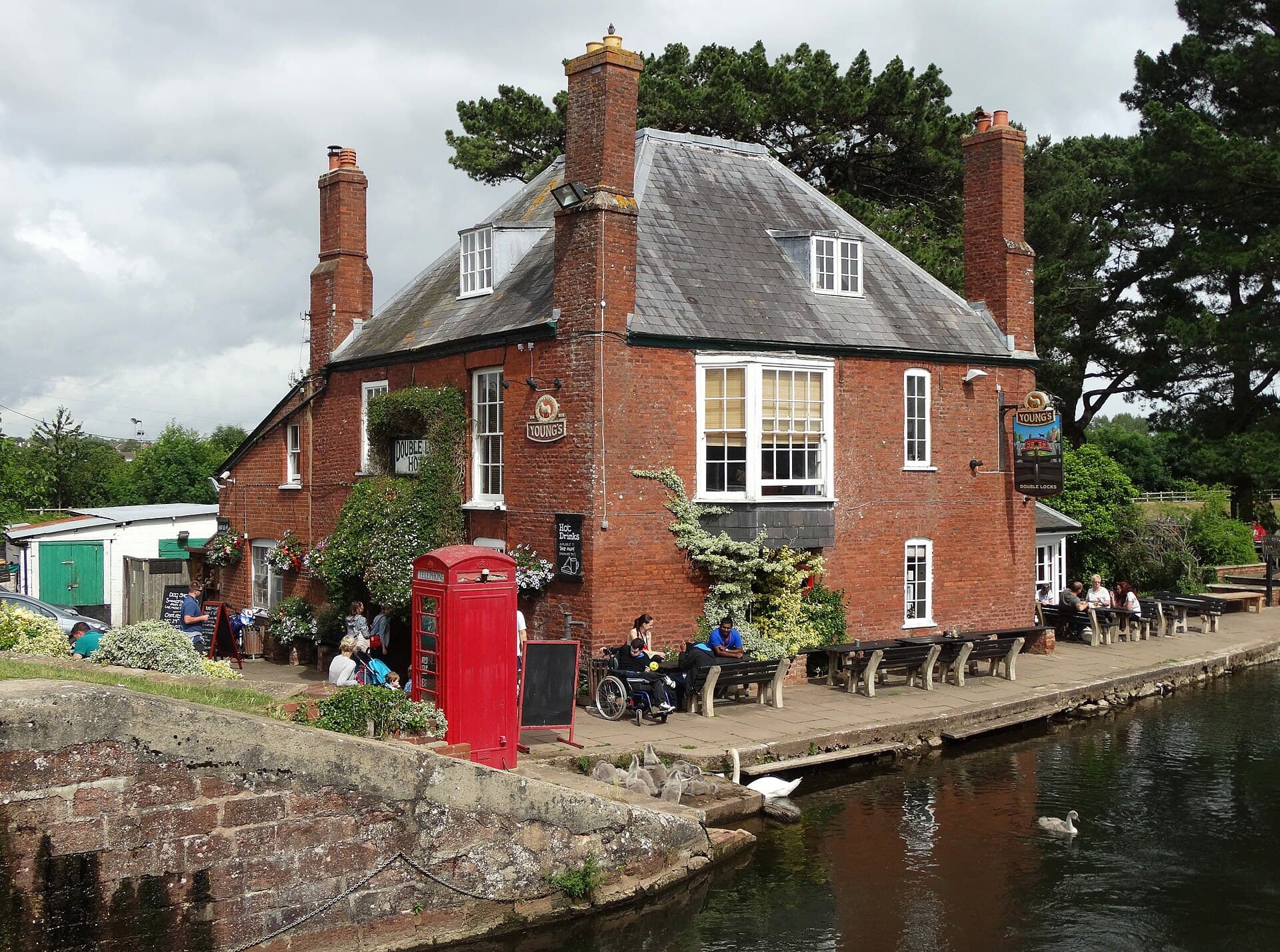 Double Locks Hotel (via Wikimedia Commons, CC BY-SA 2.0)