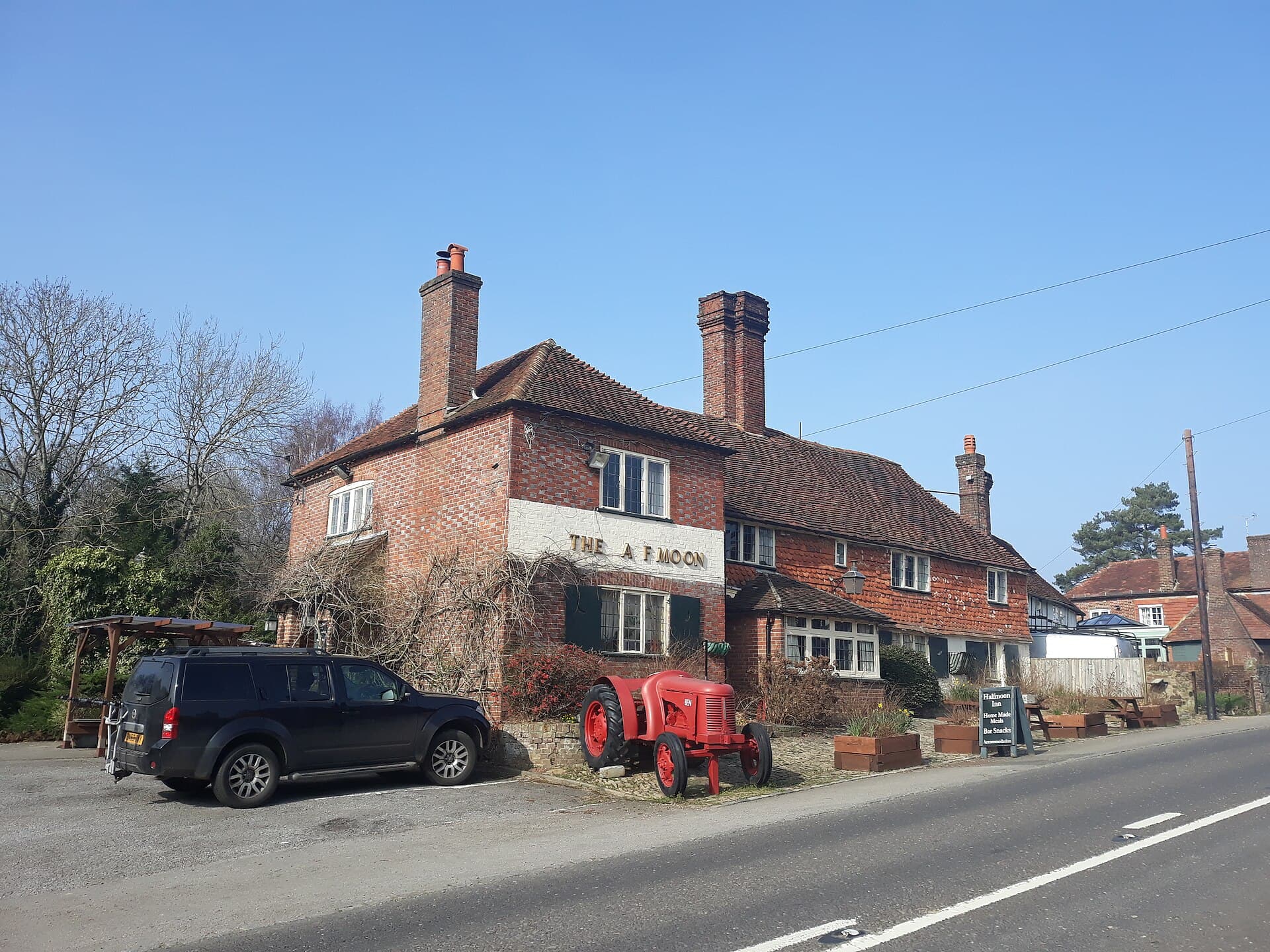 Half Moon Inn Northchapel (via Wikimedia Commons, CC BY-SA 4.0)