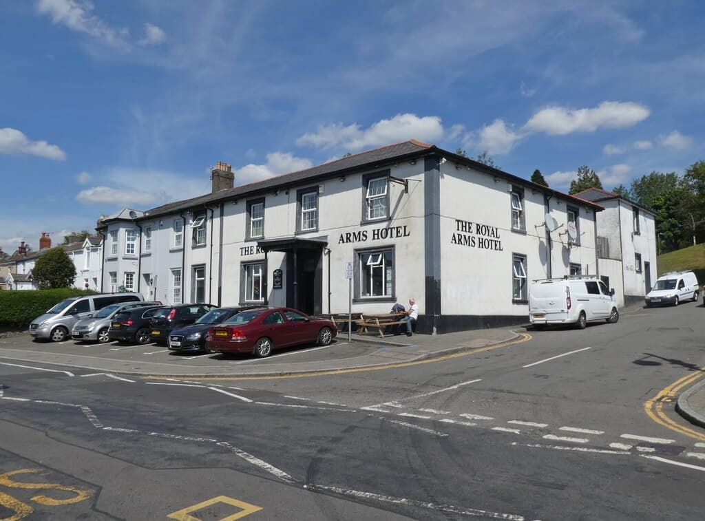The Royal Arms Hotel (via Wikimedia Commons, CC BY-SA 2.0)