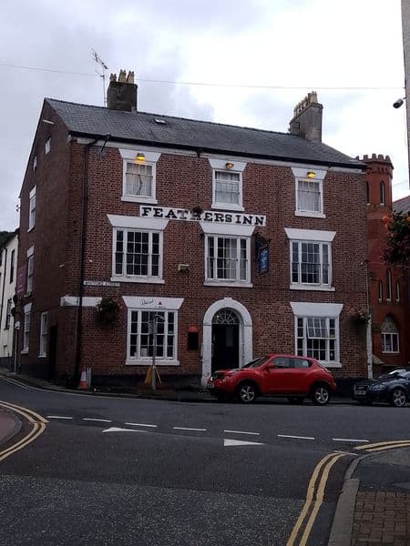 The Feathers Inn (via Wikimedia Commons, CC BY-SA 4.0)
