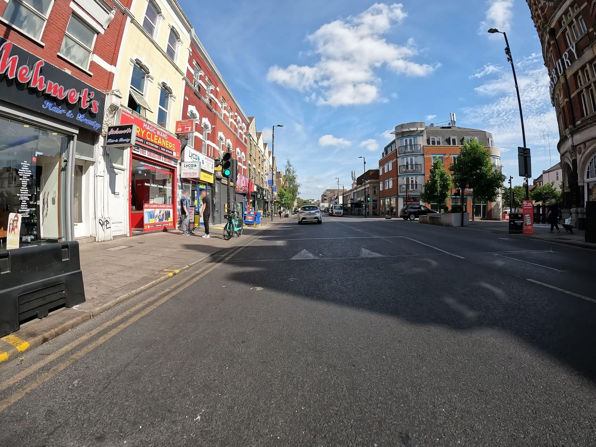 Street view near The Salisbury Hotel (Harringay), Harringay — © erias (CC BY-SA · Mapillary)