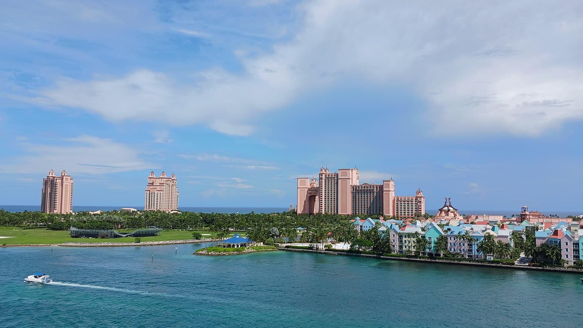 Atlantis Paradise Island (via Wikimedia Commons, CC0)