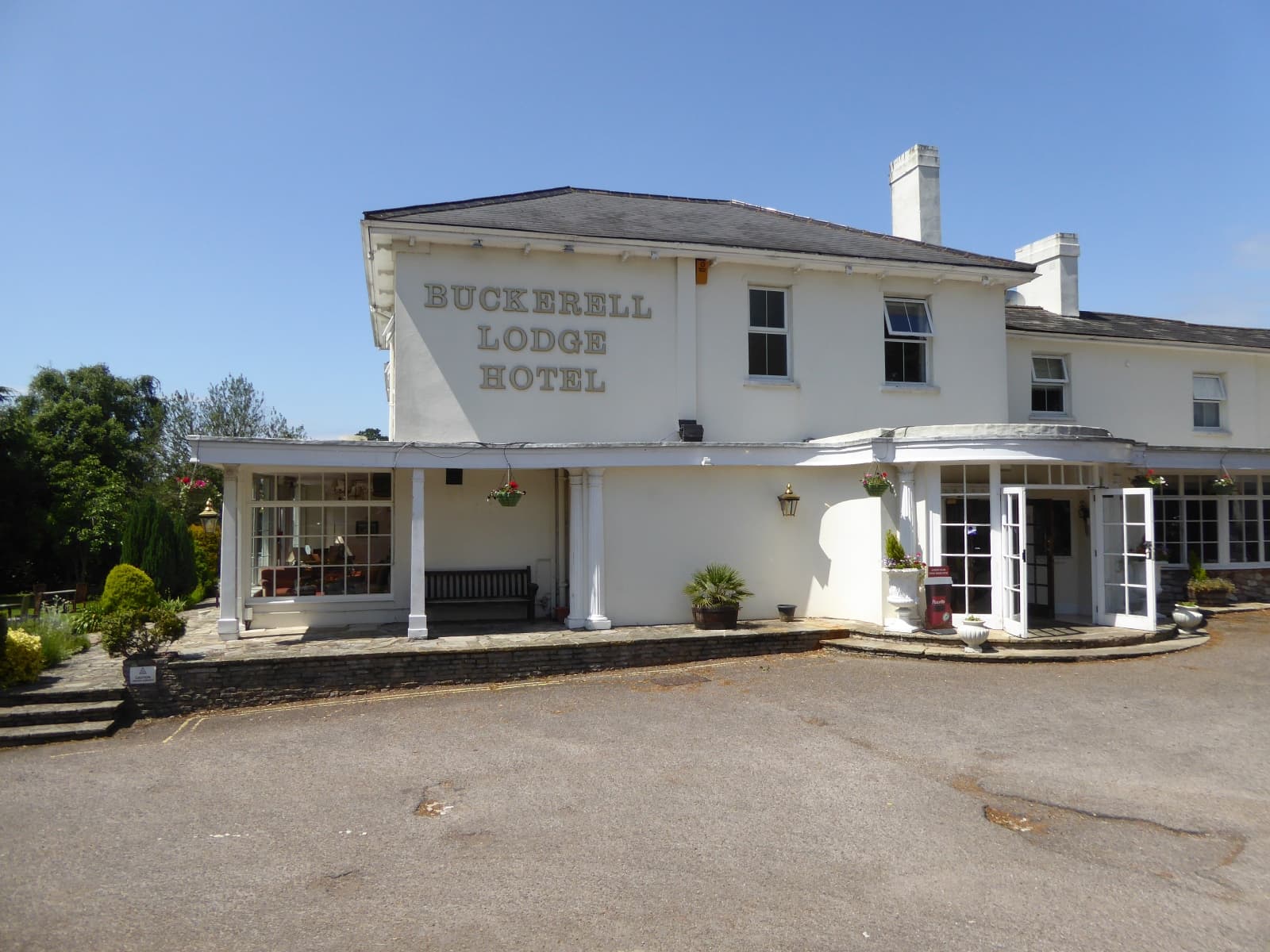 Buckerell Lodge Hotel (via Wikimedia Commons, CC BY-SA 2.0)