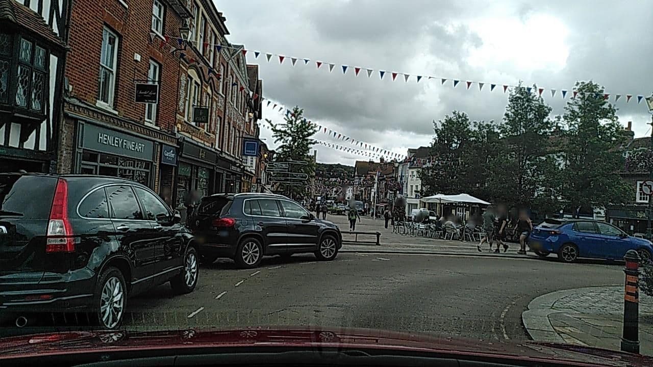 Street view near Tavern Townhouse, Henley-on-Thames — © kravietz (CC BY-SA · Mapillary)