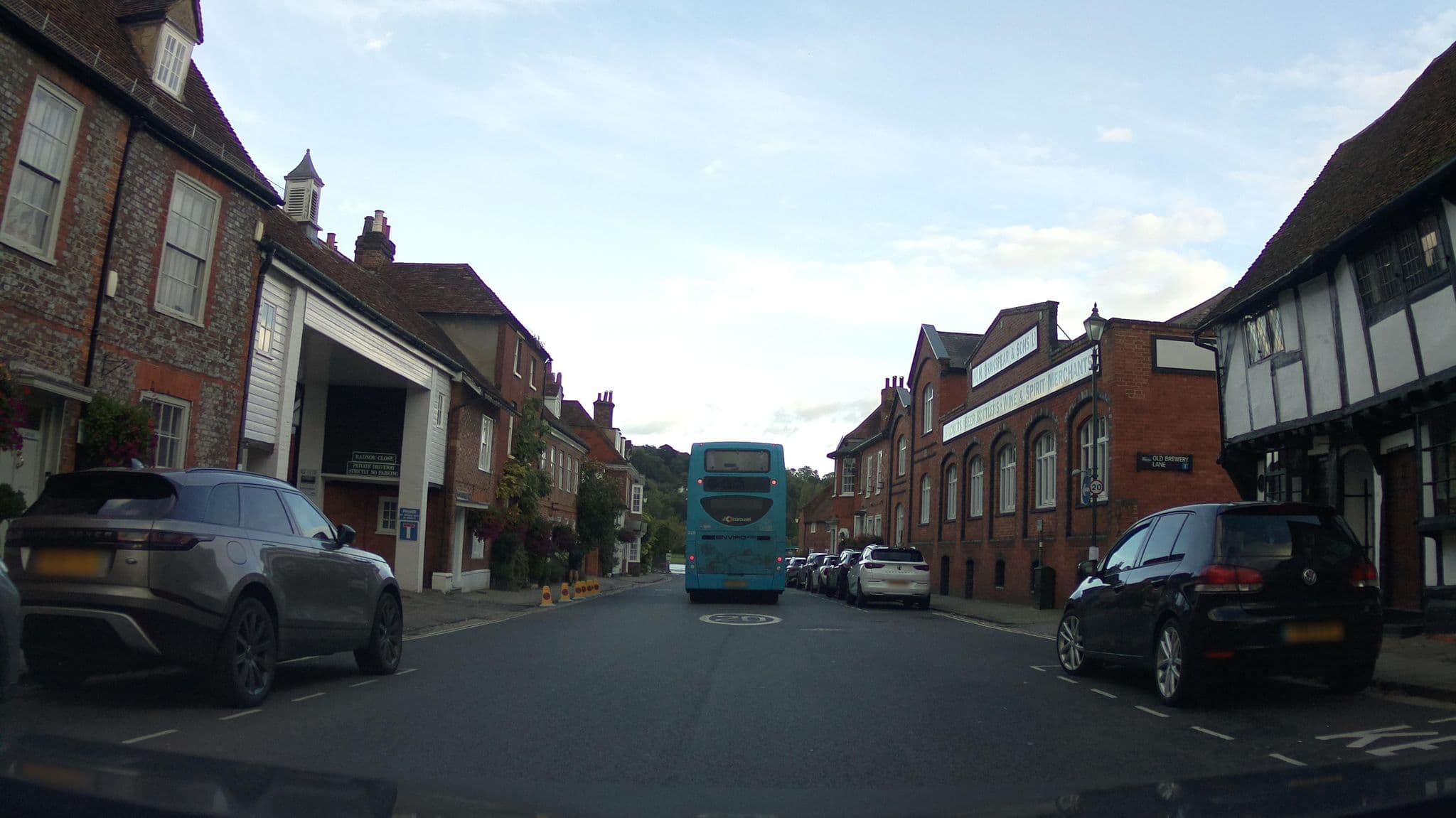 Street view near The Rose & Crown, Henley-on-Thames — © southglos (CC BY-SA · Mapillary)