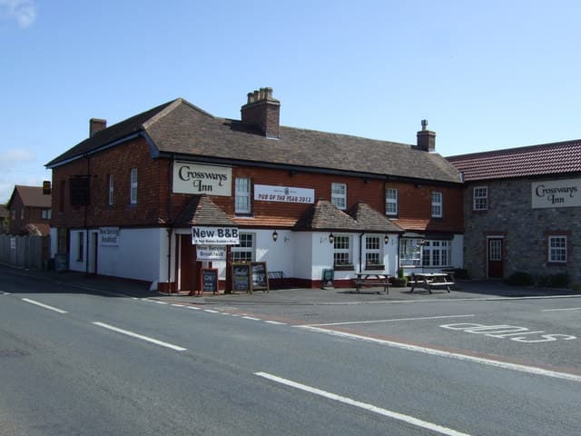 Crossways Inn and Bed & Breakfast (via Wikimedia Commons, CC BY-SA 2.0)