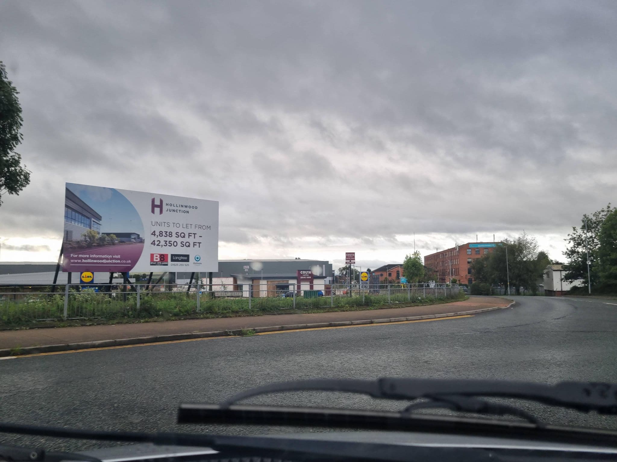Street view near Bug Hotel, Hollinwood — © mappo2 (CC BY-SA · Mapillary)