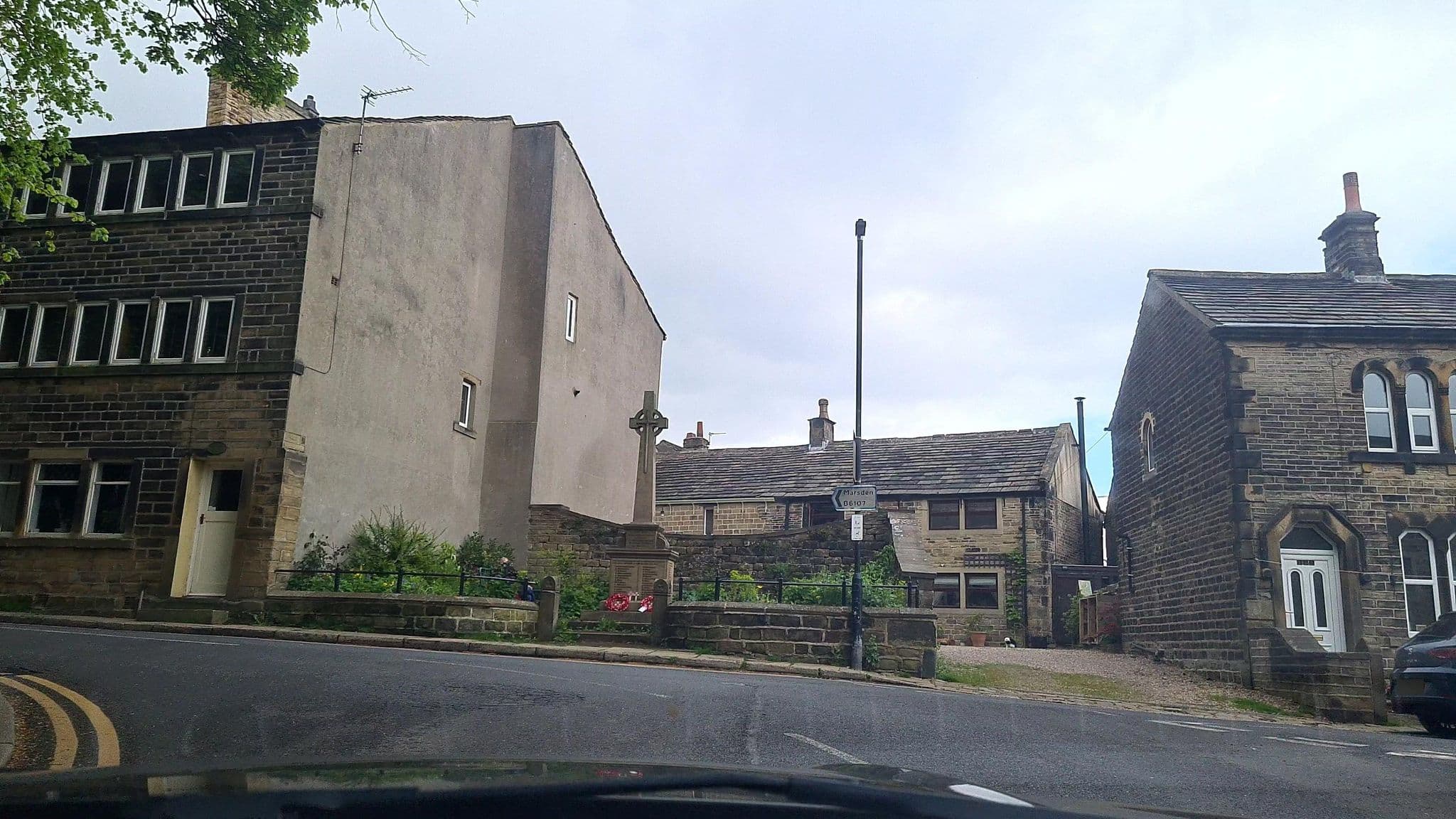 Street view near Holmleigh Manor Bed and Breakfast, Holmfirth — © mappo2 (CC BY-SA · Mapillary)