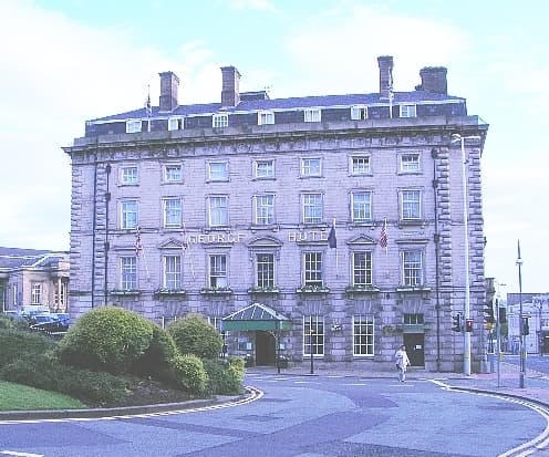 George Hotel (via Wikimedia Commons, CC BY-SA 2.0)