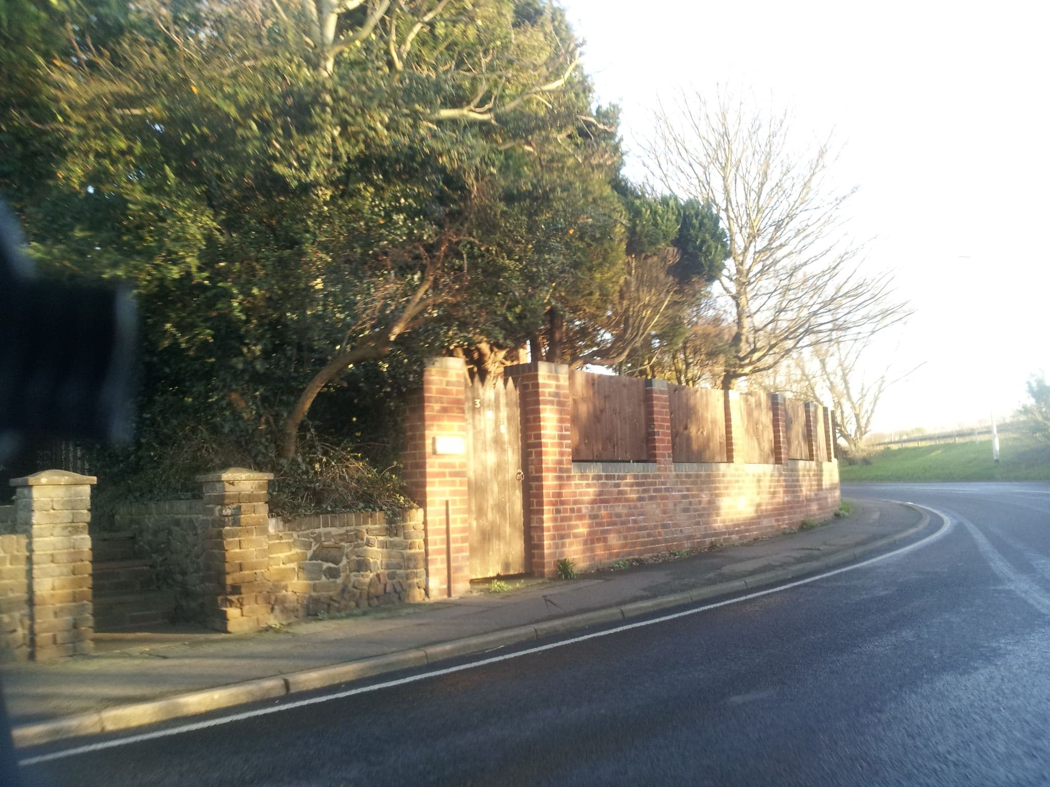 Street view near Gravesend Hotels, Istead Rise — © paulbiv (CC BY-SA · Mapillary)